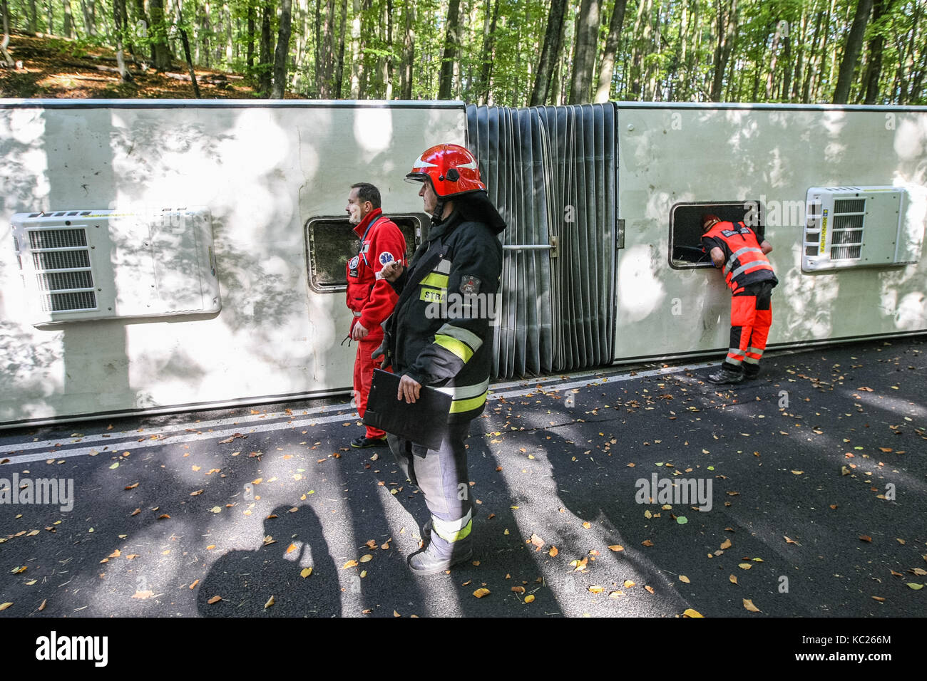 Gdynia, Polonia. 02oct, 2017. i vigili del fuoco, i soccorritori, funzionari di polizia e paramedici in azione sono visti a Gdynia, Polonia il 2 ottobre 2017 come risultato delle oltre la velocità, la città autobus pieno di passeggeri è diminuito rispetto al lato, sulla strada forestale a Gdynia. diversi feriti. Credito: Michal fludra/alamy live news Foto Stock