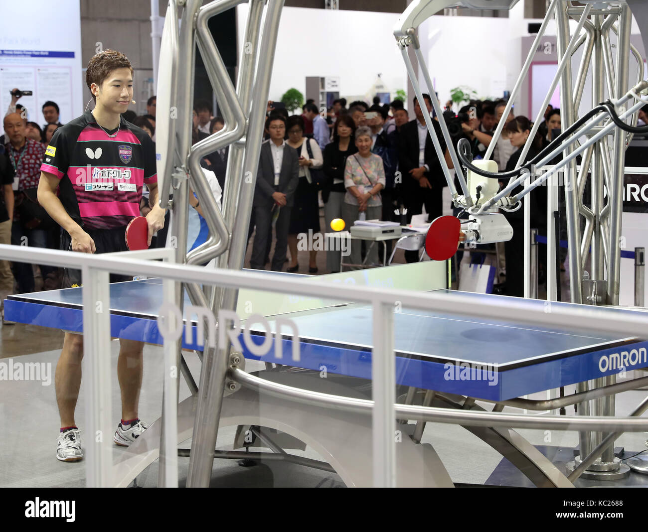 Chiba, Giappone. 2 ottobre, 2017. rio de janeiro olympic table tennis argento medaglia jun mizutanio gioca contro il tavolo da ping pong robot "Orpheus" che consente di fornire un servizio ad una anteprima di stampa del ceatec electronics trade show di Chiba il lunedì, 2 ottobre 2017. alcuni 660 compagnie e organizzazioni da 23 Paesi presenteranno le loro ultime tecnologie dal 3 ottobre al 6 ottobre. Credito: yoshio tsunoda/aflo/alamy live news Foto Stock