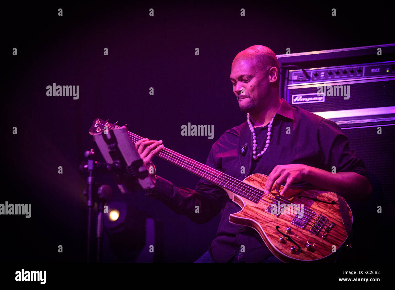 Lodz, Polonia. 01 ott 2017. lura (Maria de Lurdes assuncao) suona dal vivo in wytwornia credito: stanislaw wadas/alamy live news Foto Stock