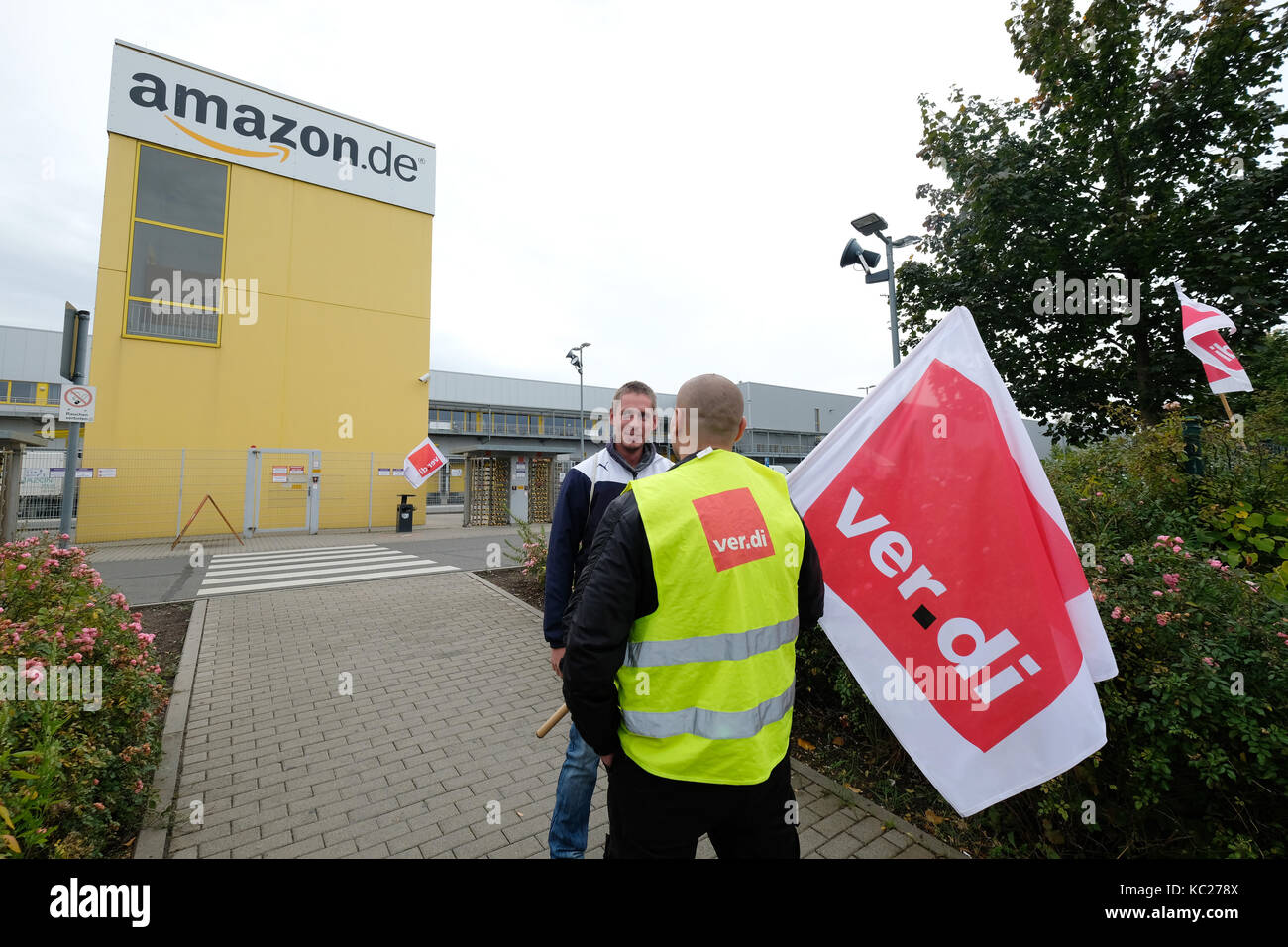 Leipzig, Germania. 2 ottobre, 2017. I membri di Amazon può essere visto al di fuori del centro di spedizione a Lipsia (Germania), 2 ottobre 2017. Il lavoro in corso controversia americano di commercio elettronico e di cloud computing aziendale ha visto i dipendenti che stabilisce il loro lavoro questo lunedì. verdi sta chiamando per Amazon per pagare i loro lavoratori secondo il contratto salariale per la spedizione e la vendita al dettaglio. Credito: sebastian willnow/dpa-zentralbild/dpa/alamy live news Foto Stock