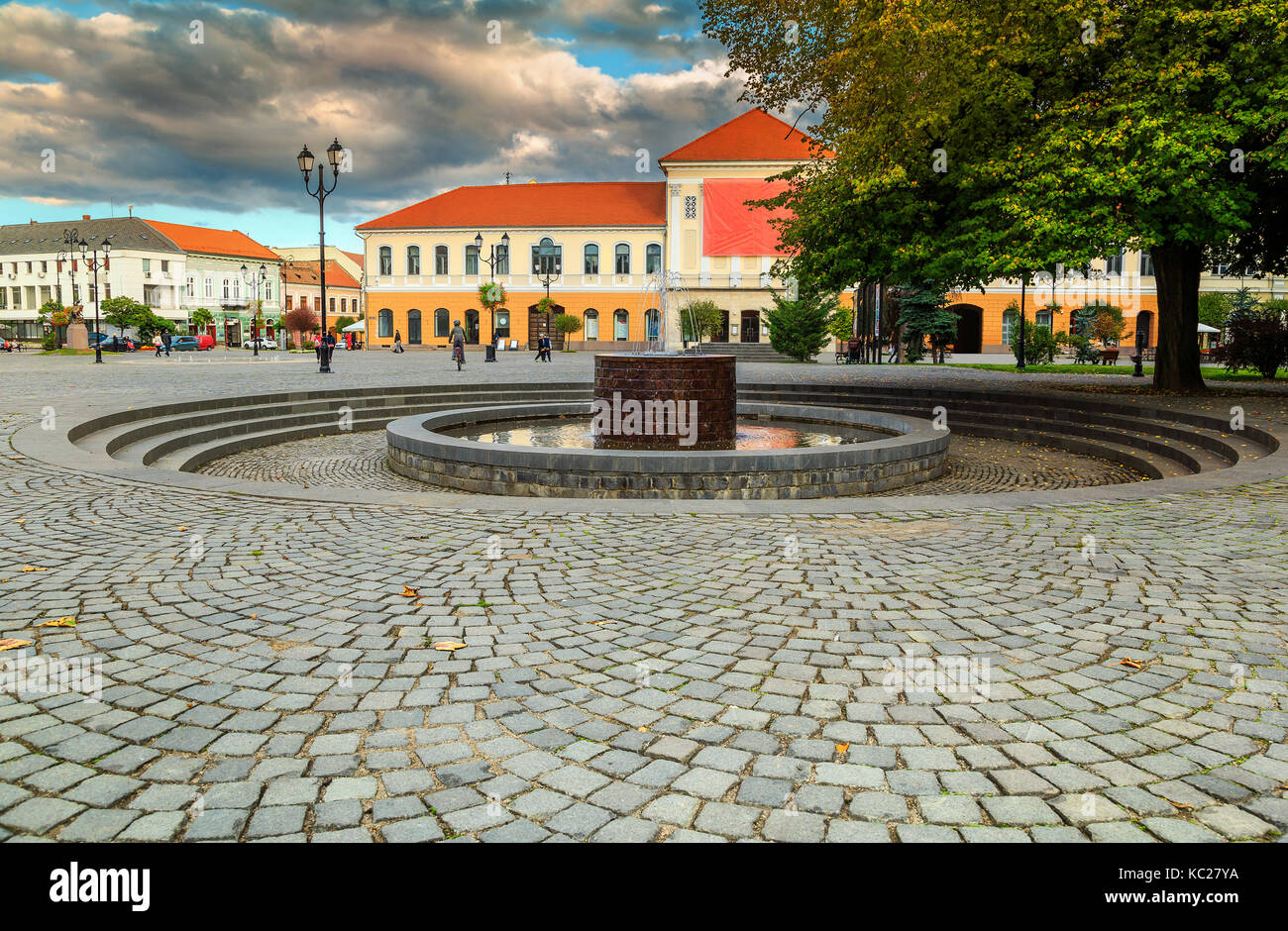 Incredibile della Transilvania città turistica e pavimentata dal centro città con la famosa fontana, sepsiszentgyorgy (Sfantu Gheorghe), Transilvania, Romania, europa Foto Stock