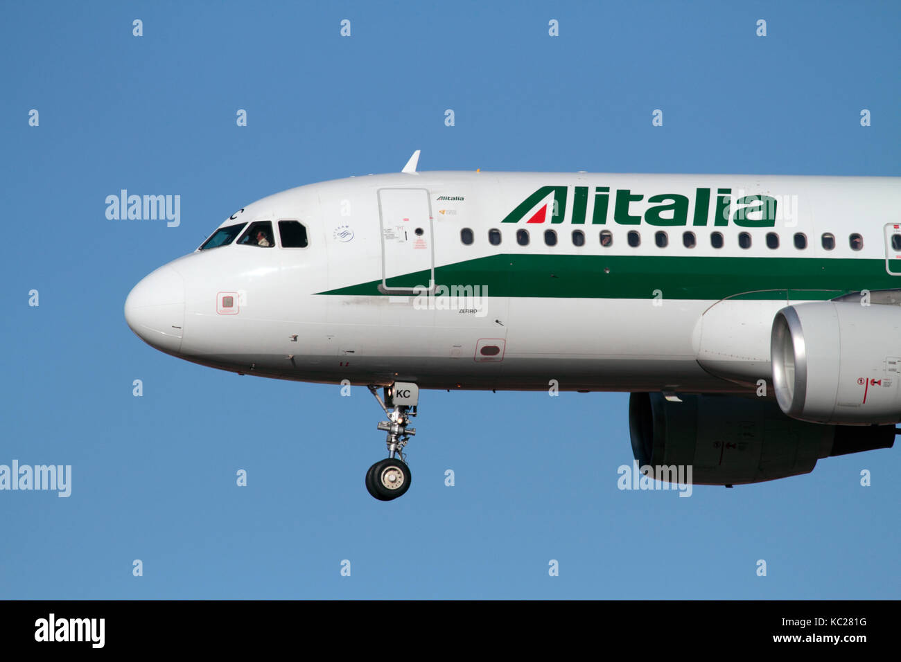 Close-up di un'Alitalia Airbus A320 jet del passeggero aereo all'arrivo, mostrando la compagnia aerea il logo Foto Stock