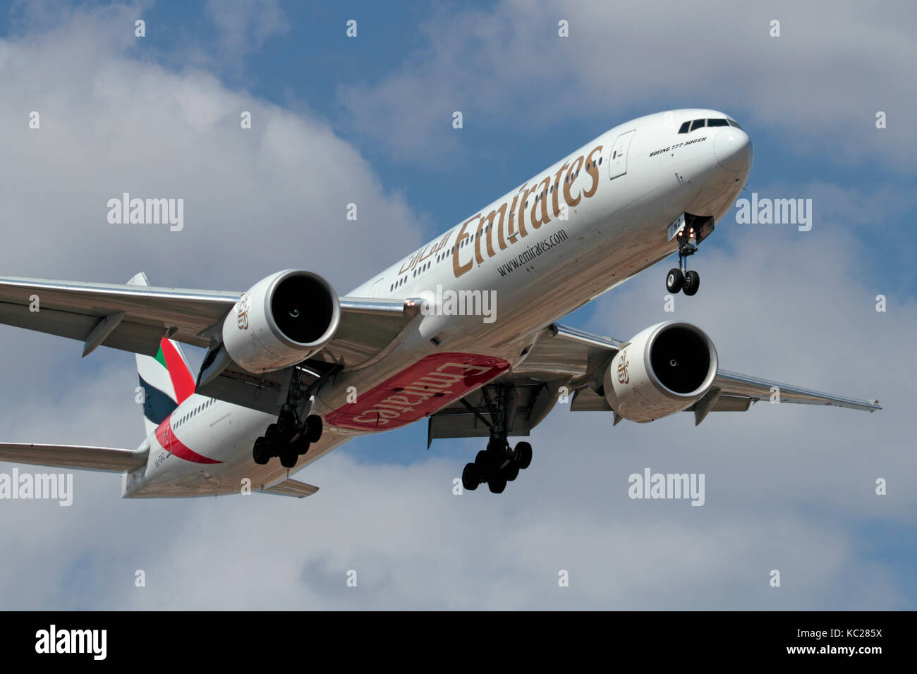 Long Haul viaggi aerei. Emirates Boeing 777-300ER widebody jet passeggeri sulla rotta di avvicinamento Foto Stock