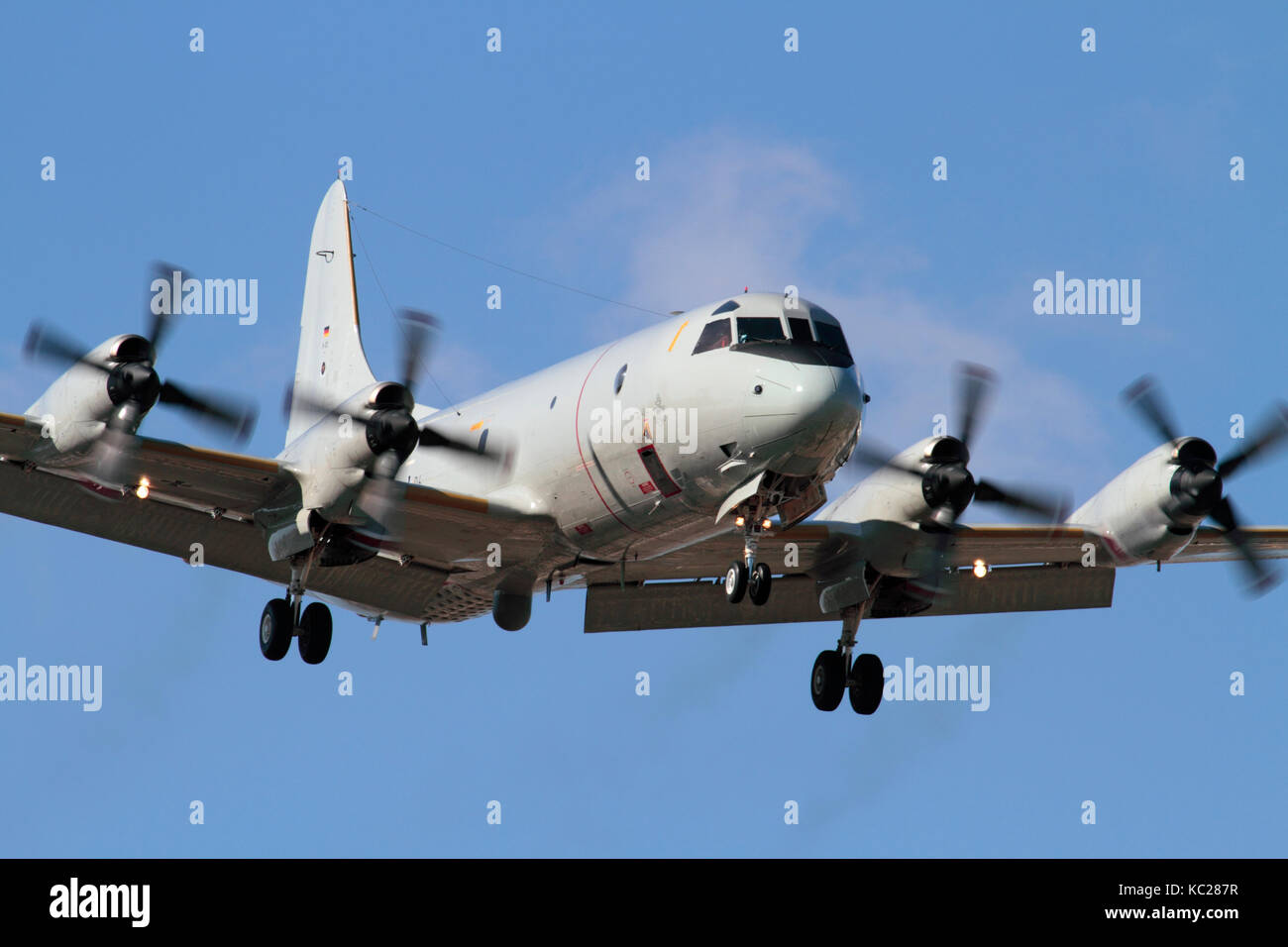 Aviazione Militare. Marina militare tedesca P-3C Orion a quattro motori a turboelica da pattugliamento marittimo su aeromobili approccio. Vista frontale closeup. Foto Stock