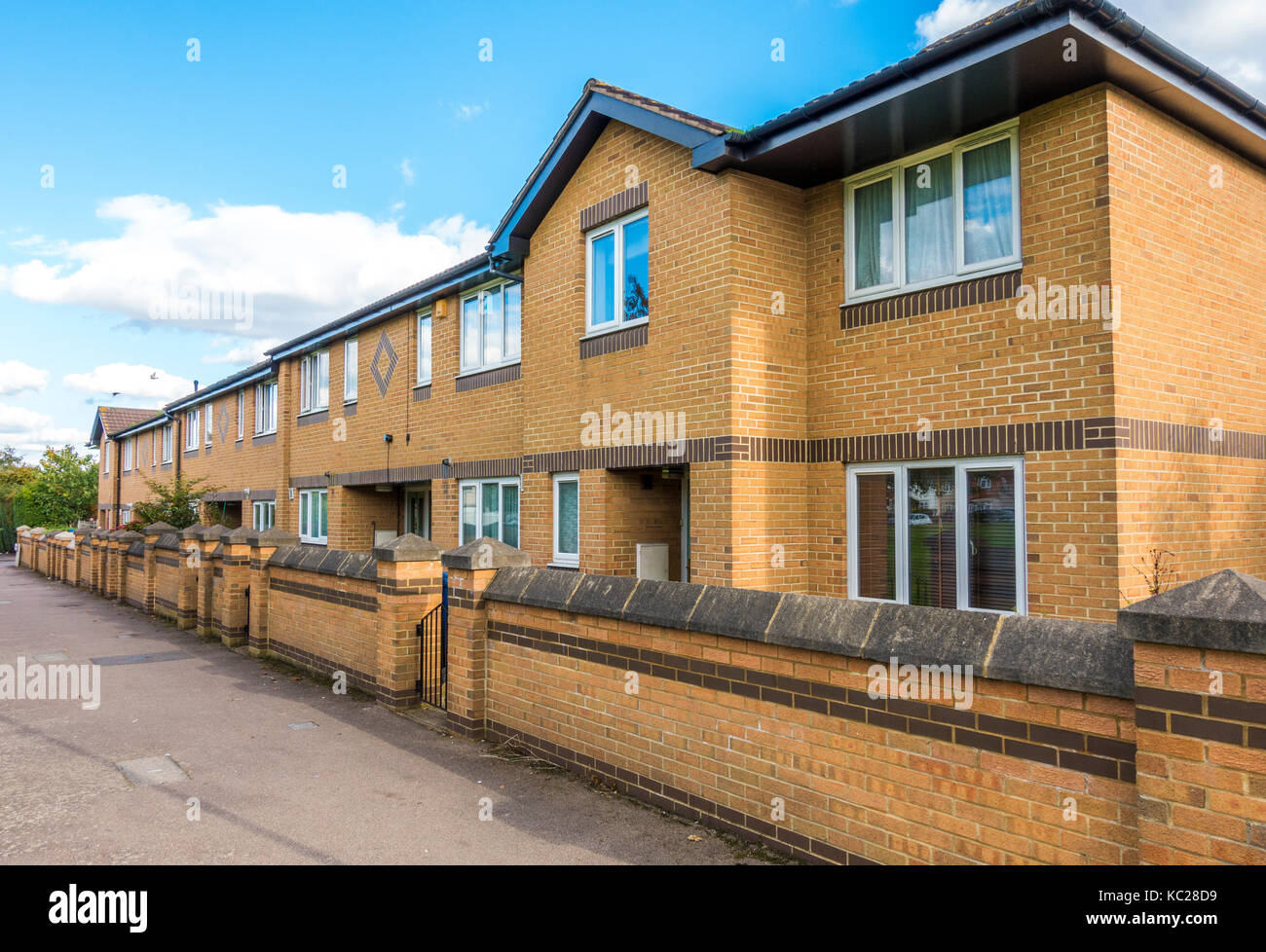 Una fila più moderni di case a schiera, rispetto al consueto periodo proprietà nell'area. Situato nel South Ealing, West London W5, Inghilterra, Regno Unito. Foto Stock