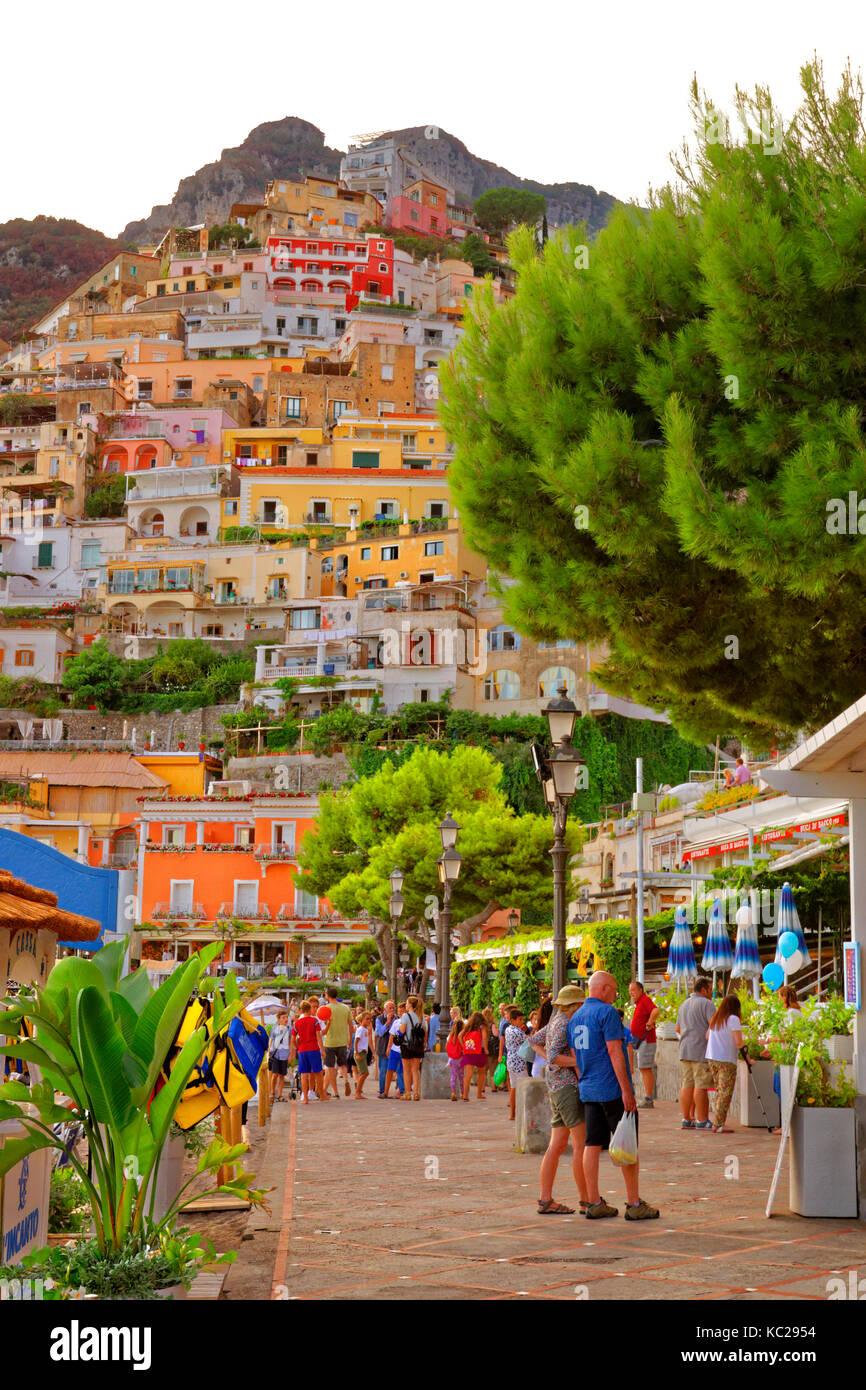 Atrio della spiaggia di Positano sulla costiera amalfitana, provincia di Salerno, Italia. Foto Stock