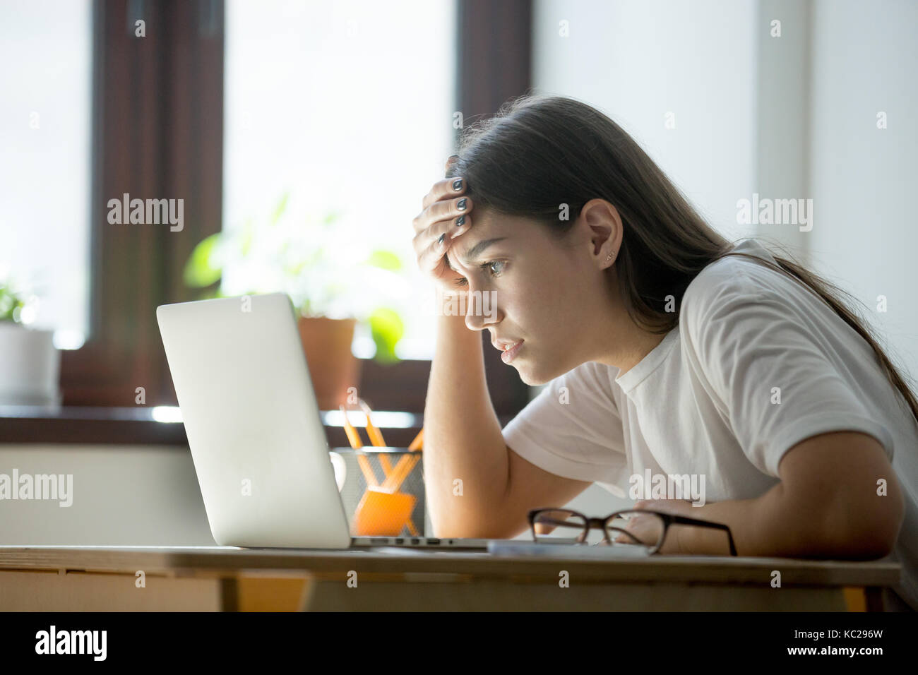 La millenaria uomo scegliendo la manodopera qualificata mestieri Foto Stock