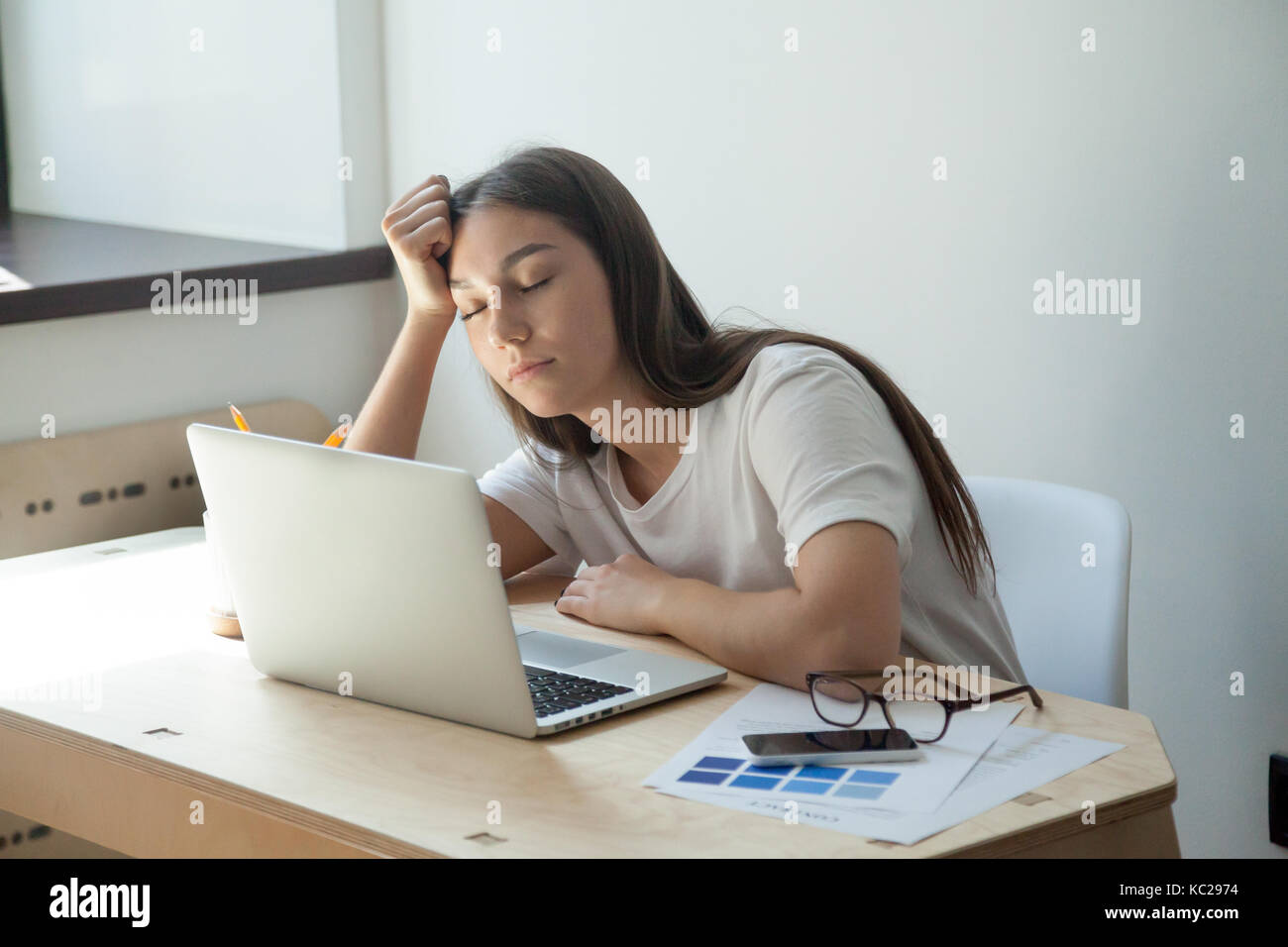 Esperti giovane falegname facendo lavori in legno, lavorando con electric sa Foto Stock