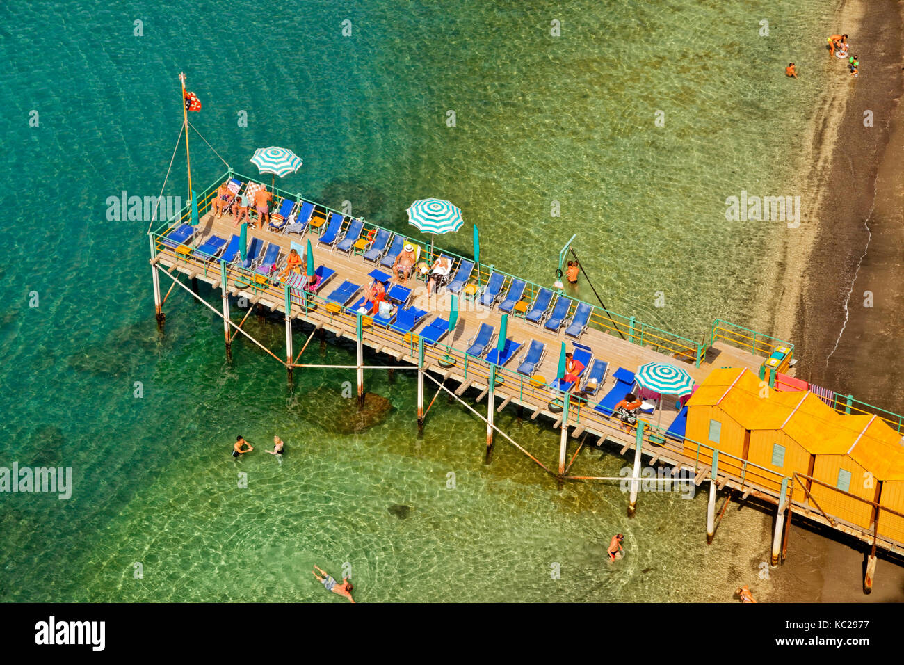 Pontile per prendere il sole a Sorrento per la Baia di Napoli, Italia. Foto Stock
