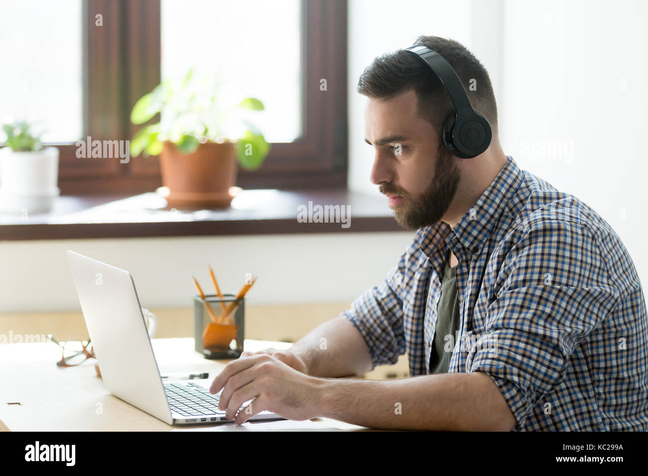 Artigiano al lavoro su un nuovo progetto in officina Foto Stock