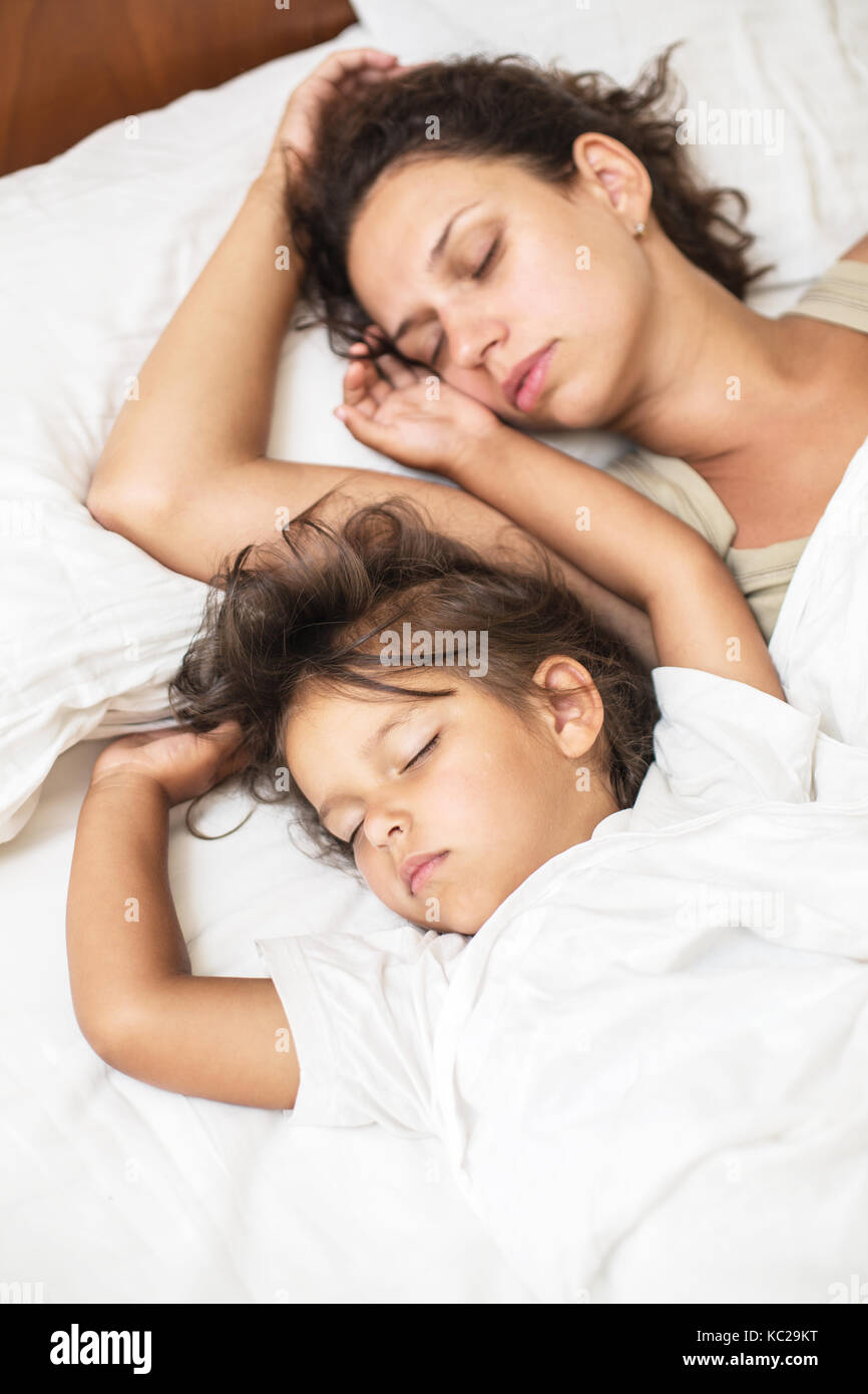 Sleeping kid ragazza e sua madre nel letto. Foto Stock