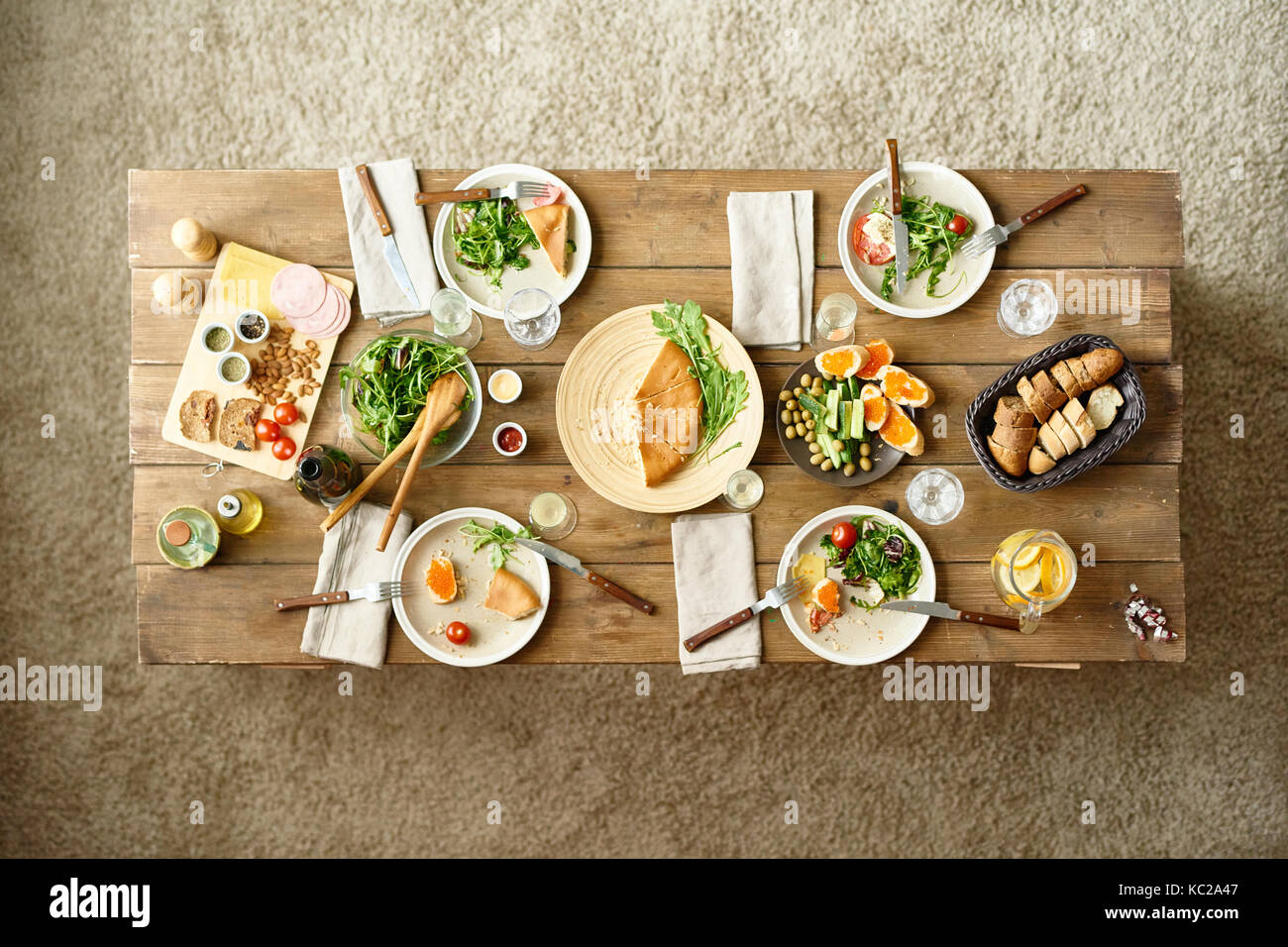 Vista al di sopra del legno e tavolo per la cena con mezza mangiato piatti a sinistra su di esso, nessun popolo Foto Stock