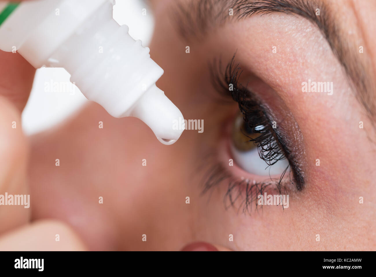 Close-up di persona le gocce di colata in occhi con contagocce Foto Stock