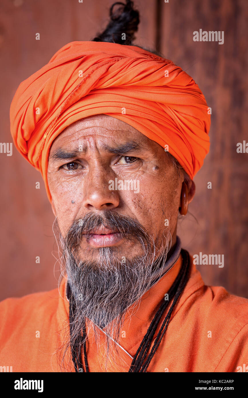 Ritratto di un anziano Sadhu, santo uomo, tempio di Pashupatinath, Kathmandu, Nepal Foto Stock