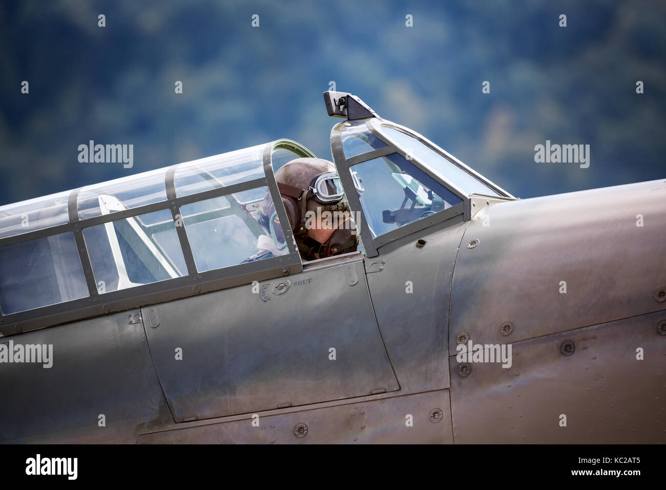 Il pilota in una curtis P-40 Warhawk si preparano a prendere il largo, Airshow di Sion, Sion, Vallese, Svizzera Foto Stock
