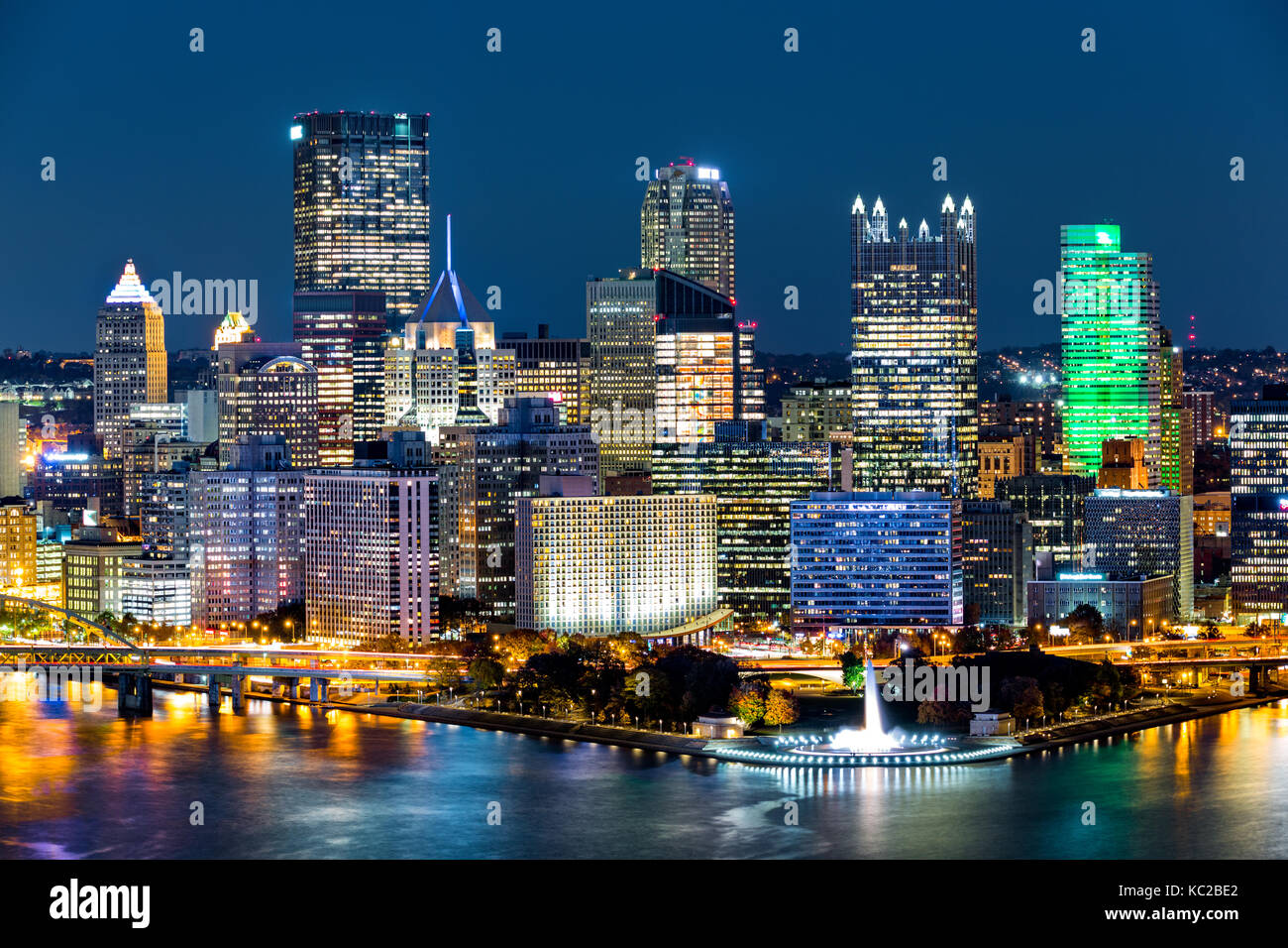 Pittsburgh skyline del centro di notte. Situato alla confluenza di Allegheny e Monongahela e fiumi Ohio, Pittsburgh è noto anche come "acciaio city Foto Stock