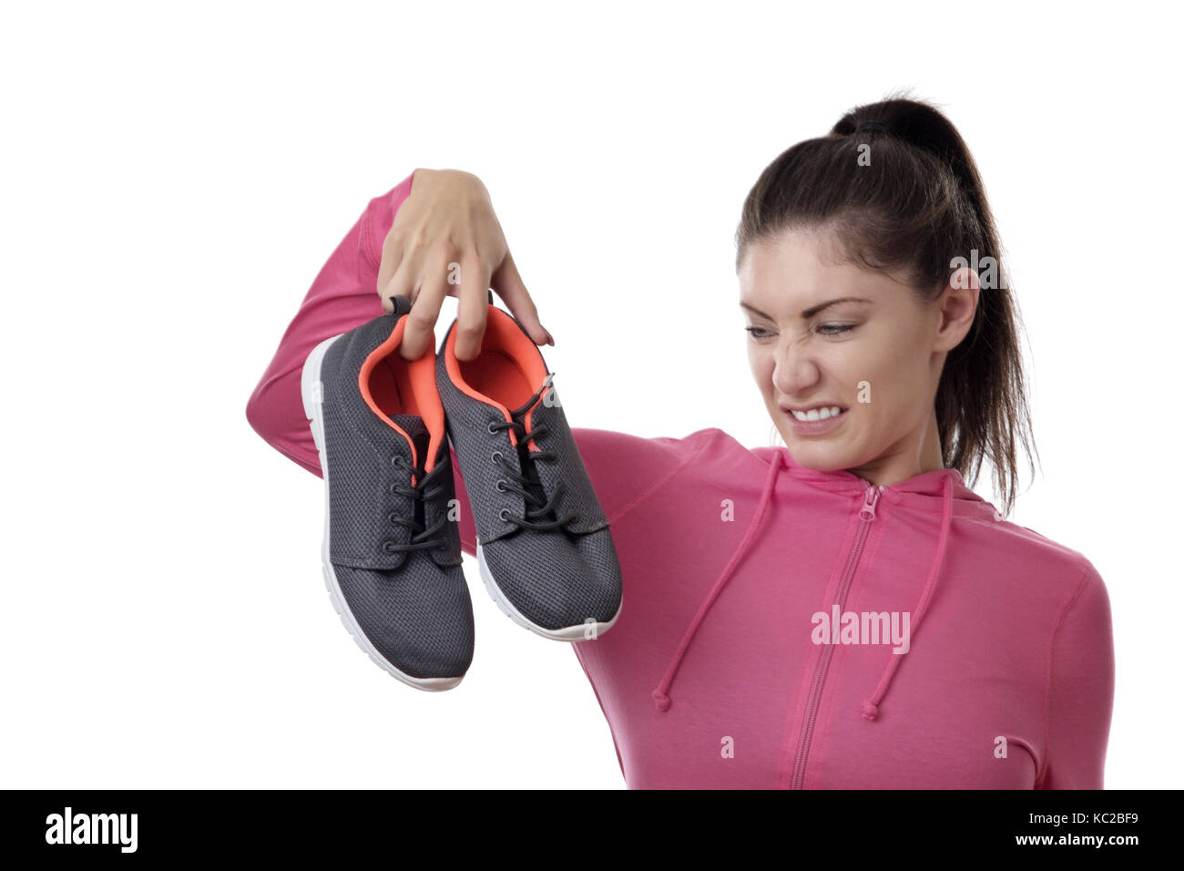 Donna fitness tenendo alto il suo esercizio maleodoranti scarpe Foto Stock