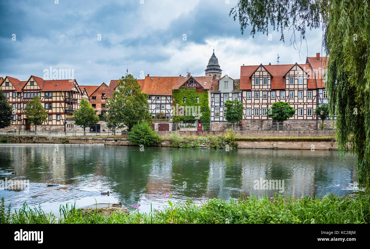Germania, Bassa Sassonia, Hann. Münden, la vista della città vecchia medievale con tipiche case a graticcio di fronte fiume Werra Foto Stock