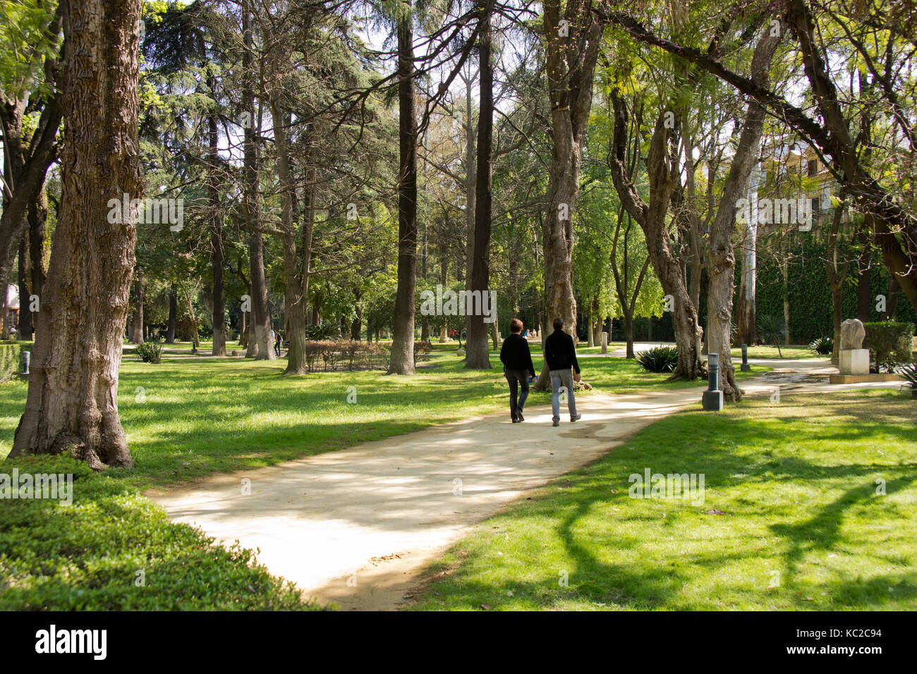 La gente camminare nel giardino dei poeti, palazzo di Alcazar di Siviglia Foto Stock