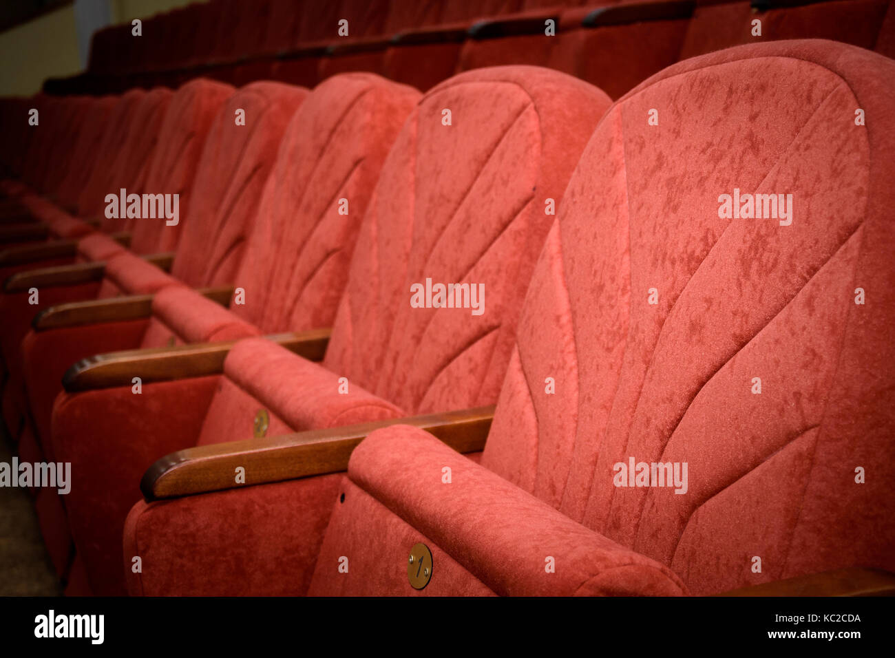 Riga di rosso posti vuoti nel teatro Foto Stock