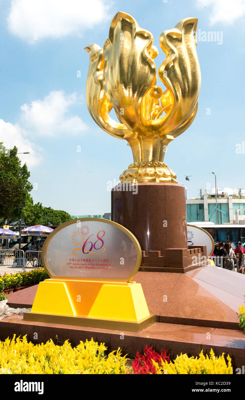 Hong kong,RAS di Hong Kong, Cina. Il 28 settembre 2017. gregge cinese a Hong Kong durante la settimana d'oro. turisti si riuniscono al Golden Bauhinia in hong kong Foto Stock