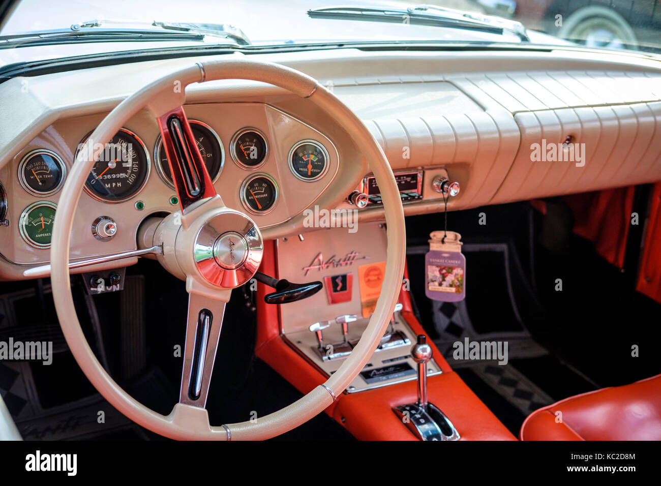 White 1963 studebaker avanti s pannello con volante, quadranti, comandi conducente e avanti logo. Foto Stock