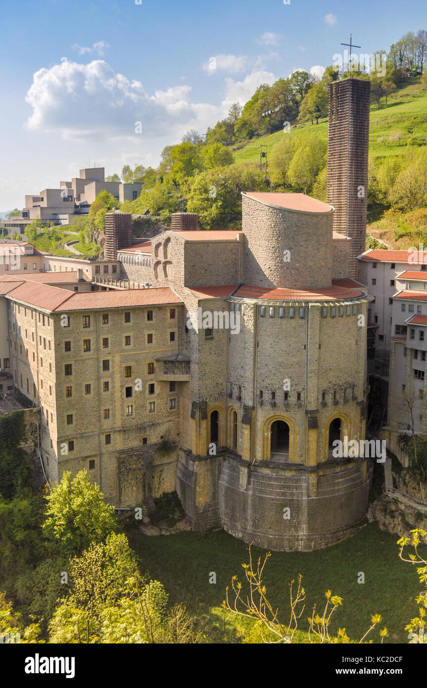 Santuario di Arantzazu sorge sul bordo di una scogliera e in un luogo roccioso, in O ti, Paese Basco. Foto Stock