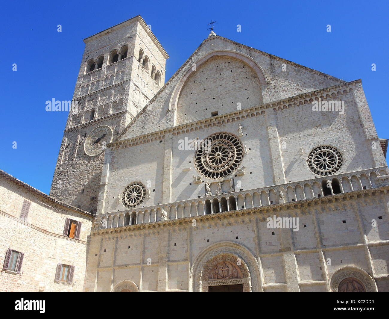 Assisi, Italia, una delle più belle piccole città d'Italia. la facciata della cattedrale di San Rufino Foto Stock