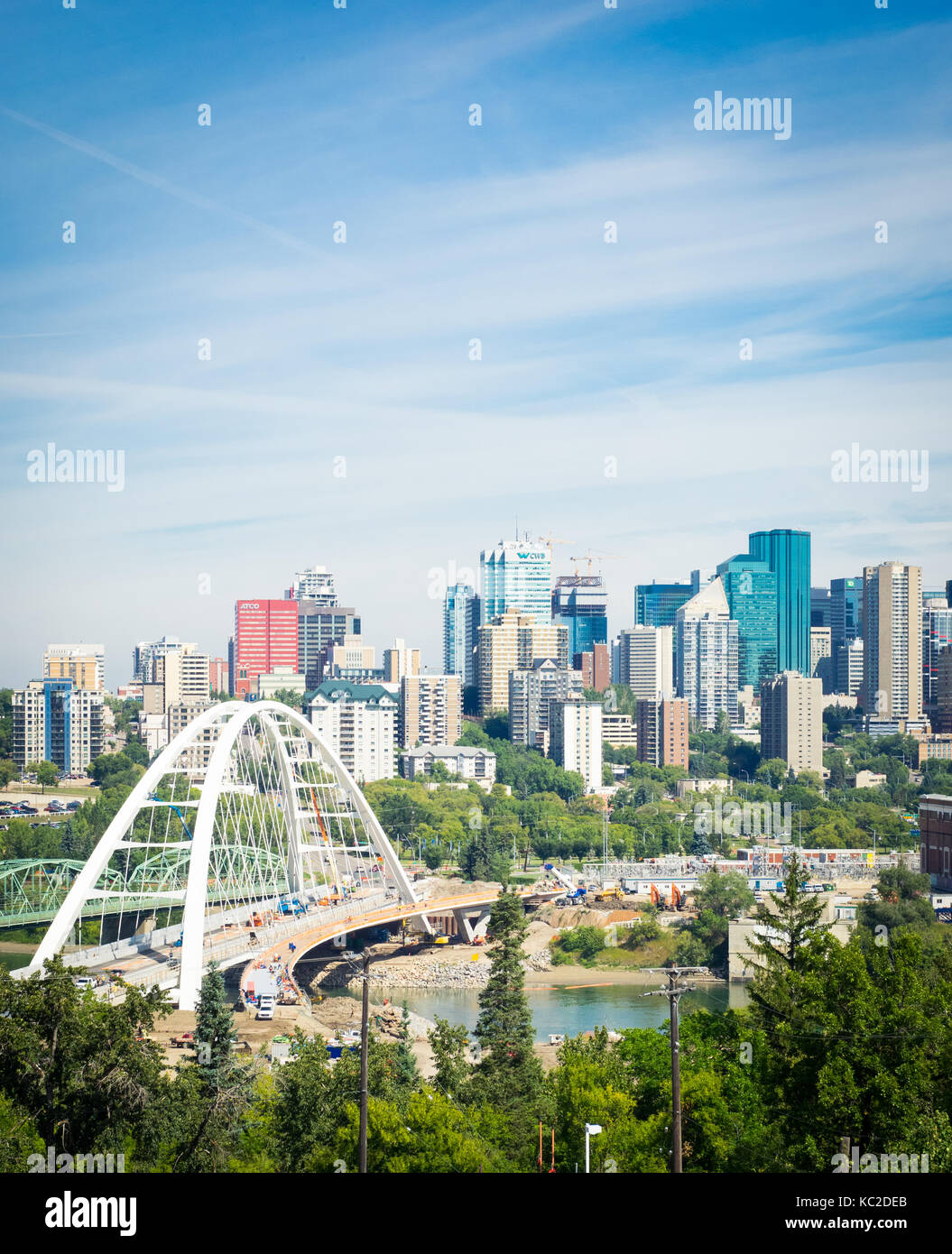 Una vista del nuovo ponte walterdale e lo skyline di Edmonton, Alberta, Canada. Foto Stock