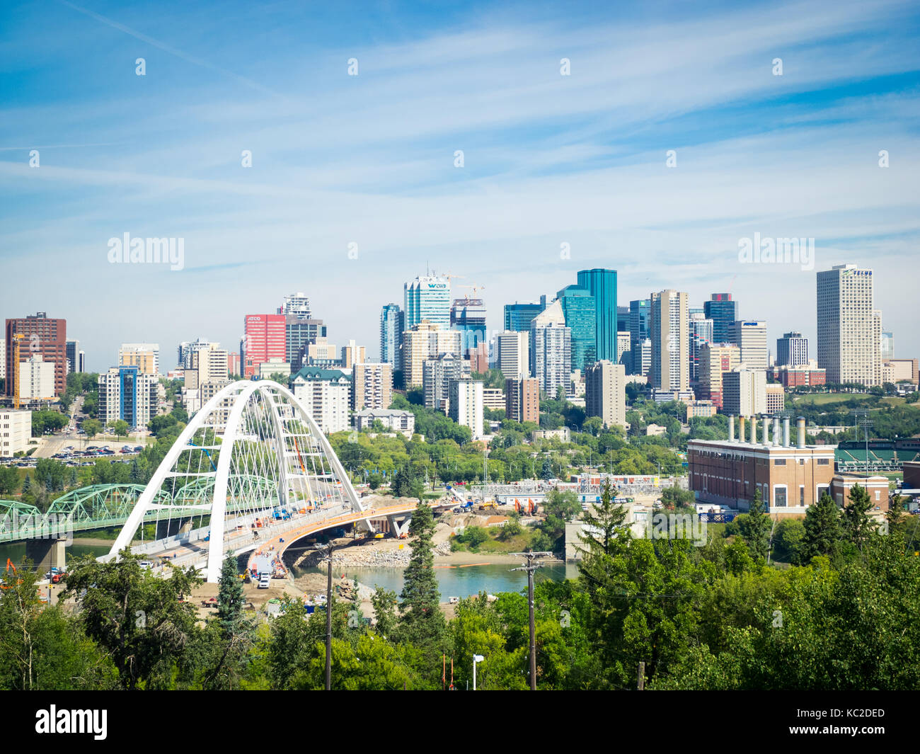 Una vista del nuovo Walterdale Bridge e dello skyline di Edmonton, Alberta, Canada. Foto Stock