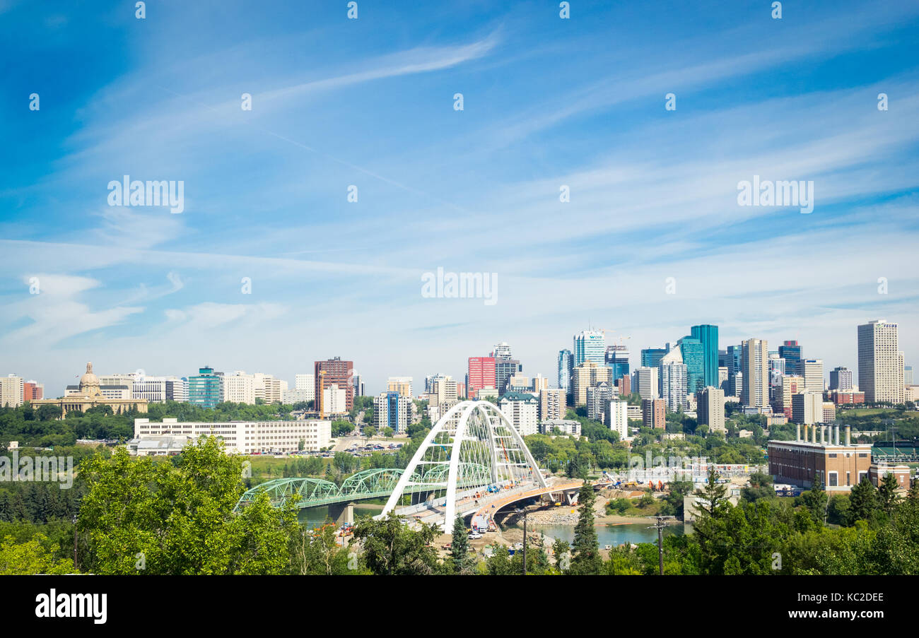 Una vista del nuovo ponte walterdale e lo skyline di Edmonton, Alberta, Canada. Foto Stock