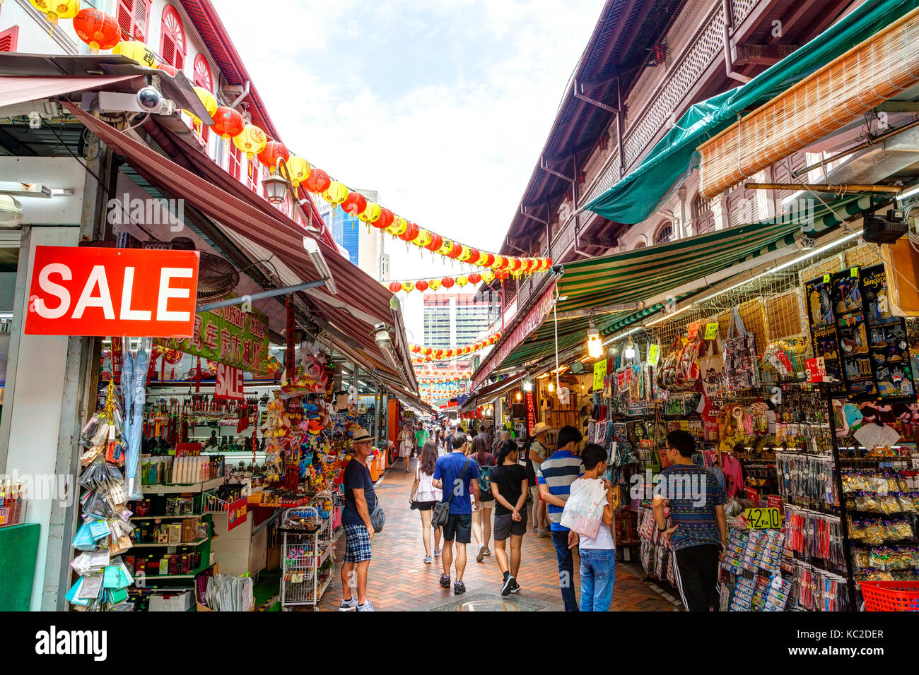 Singapore - Settembre 11, 2017: shoppers visitare Chinatown affare per souvenir e autentico cibo locale. Il vecchio stile vittoriano botteghe sono una t Foto Stock