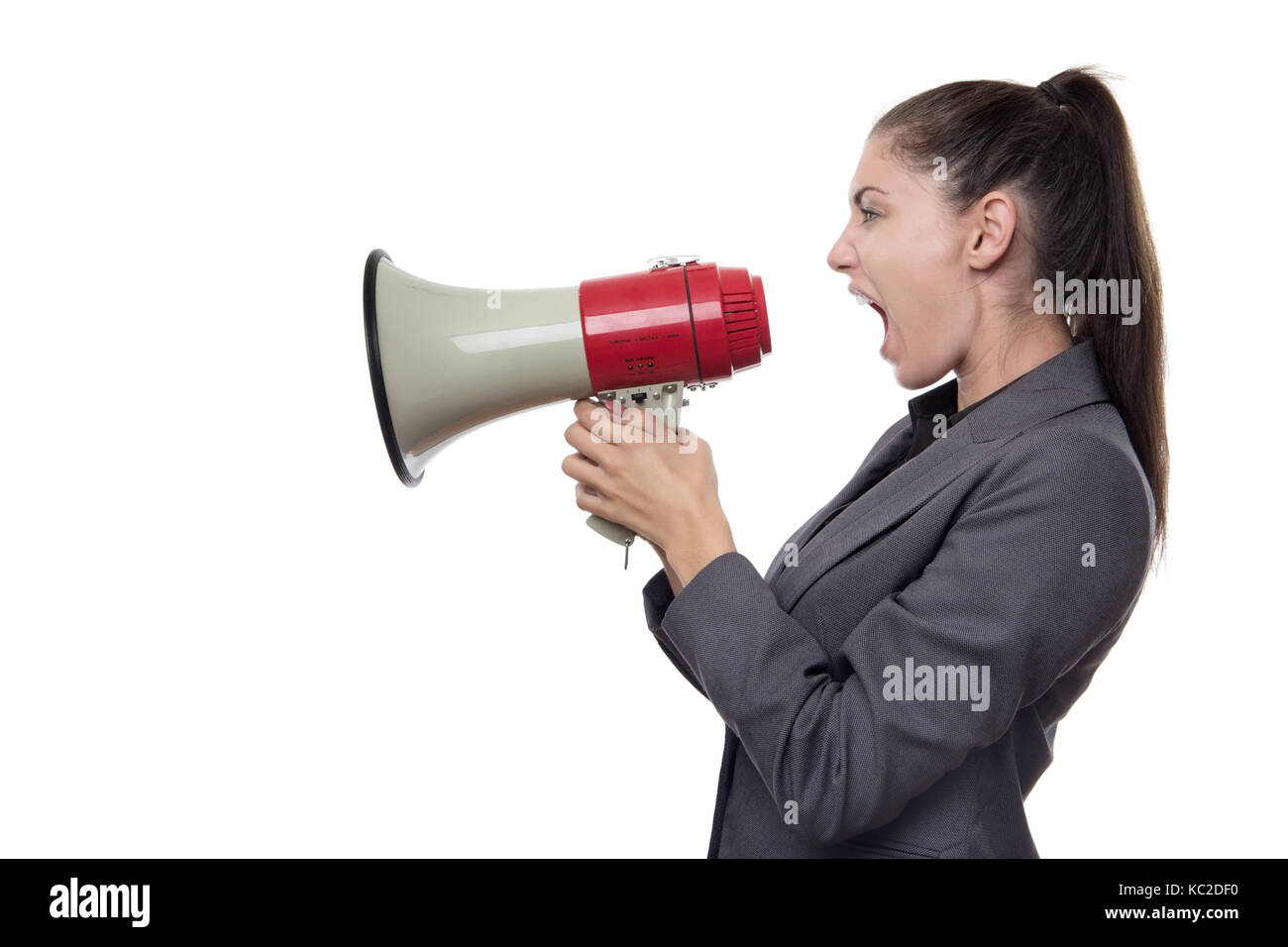 Business donna gridando verso il basso un bullhorn Foto Stock