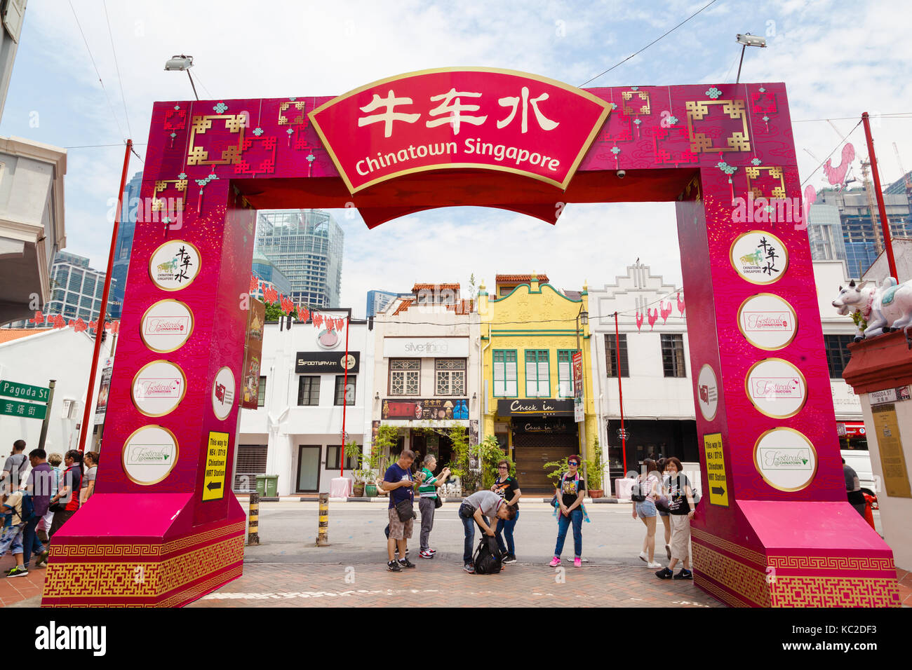 Singapore - Settembre 11, 2017: i visitatori a scattare foto a Chinatown dove il vecchio stile vittoriano botteghe sono un marchio di fabbrica di questa area popolare. singa Foto Stock