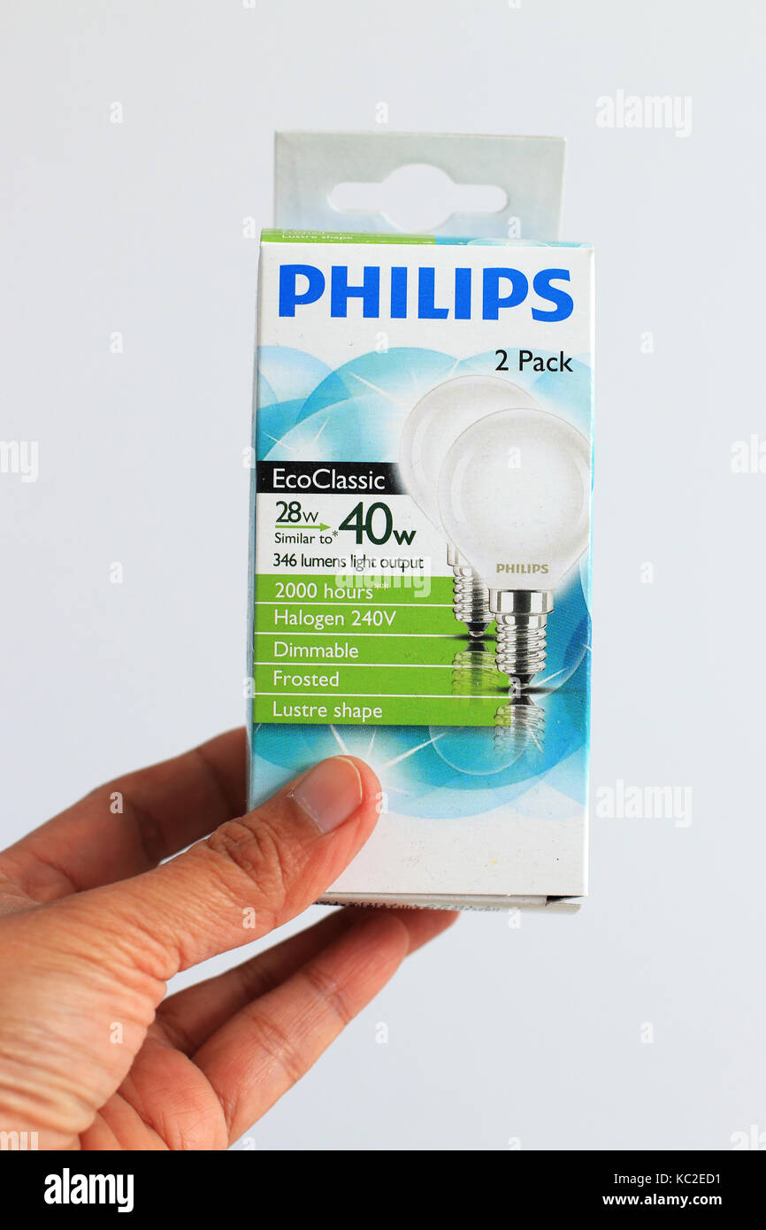 Philips lampadina della luce nella scatola isolata contro uno sfondo bianco Foto Stock