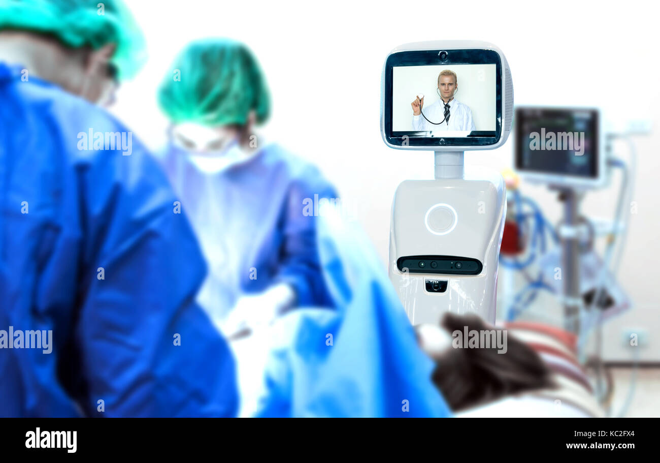 Consulente di robotica tecnologia di servizio nel settore sanitario smart hospital , l'intelligenza artificiale del concetto. Surgury Medici in sala operatoria e display del robot Foto Stock