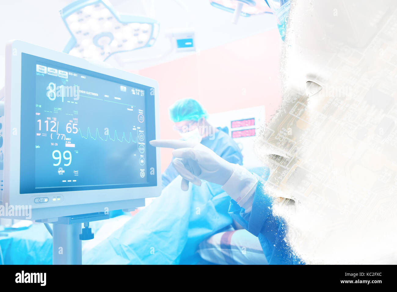 Consulente di robotica tecnologia di servizio nel settore sanitario smart hospital , l'intelligenza artificiale del concetto. Sala operatoria e robot di servizio display ST del paziente Foto Stock