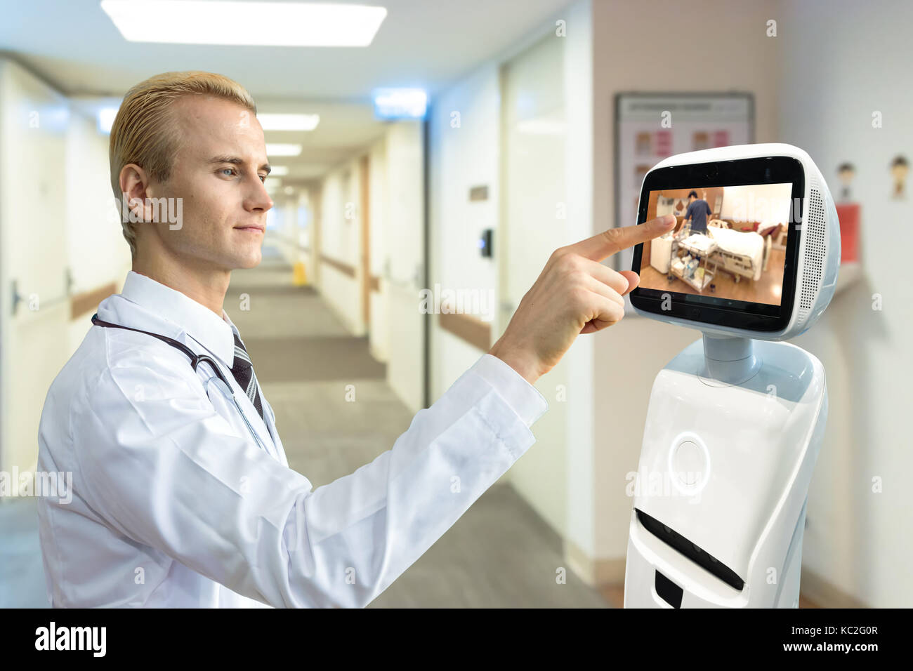 Consulente di robotica tecnologia di servizio nel settore sanitario smart hospital , l'intelligenza artificiale del concetto. Professore Dottore e robot di servizio telemoni display Foto Stock