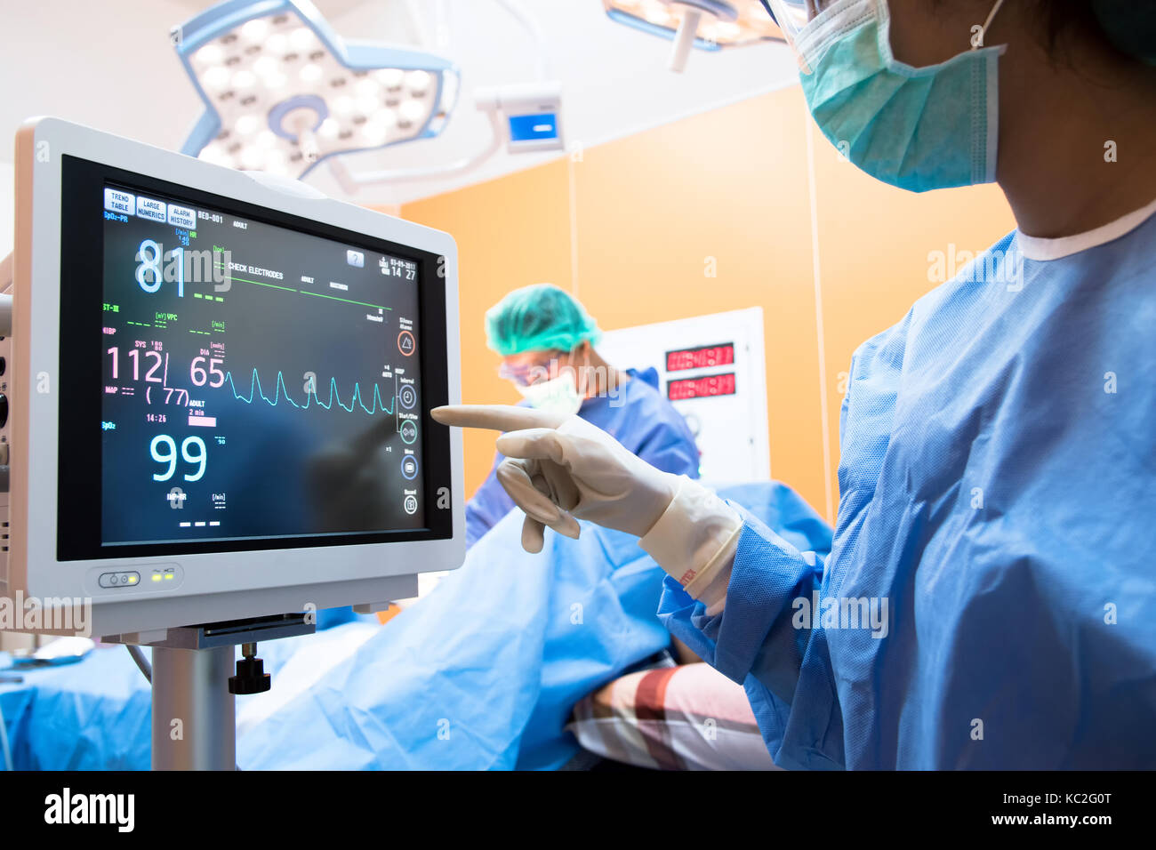 Consulente di robotica tecnologia di servizio nel settore sanitario smart concetto dell'ospedale. Surgury Medici in sala operatoria e robot di monitor per visualizzare lo stato del paziente Foto Stock