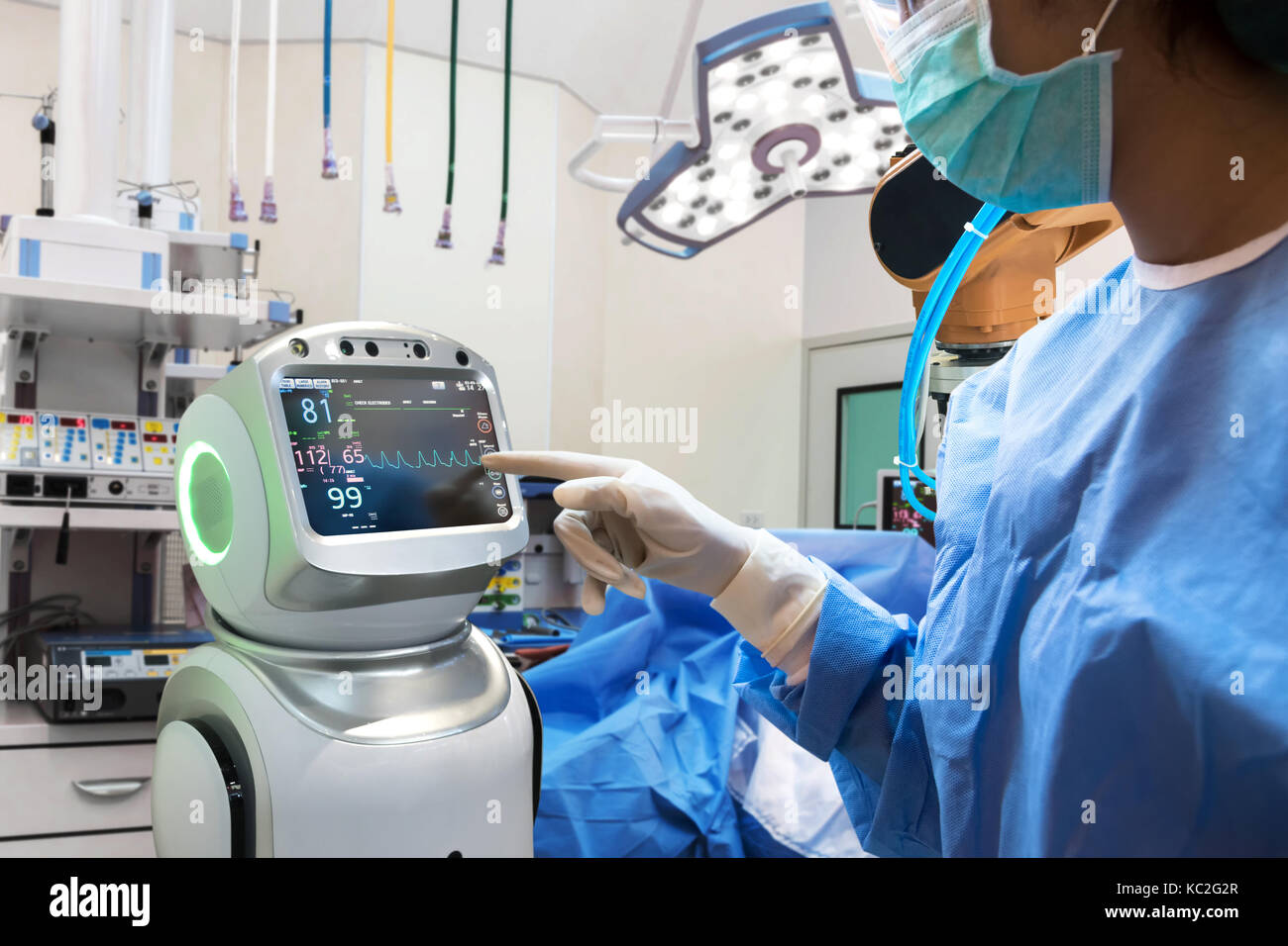 Consulente di robotica tecnologia di servizio nel settore sanitario smart hospital , l'intelligenza artificiale del concetto. Surgury Medici in sala operatoria e display del robot Foto Stock