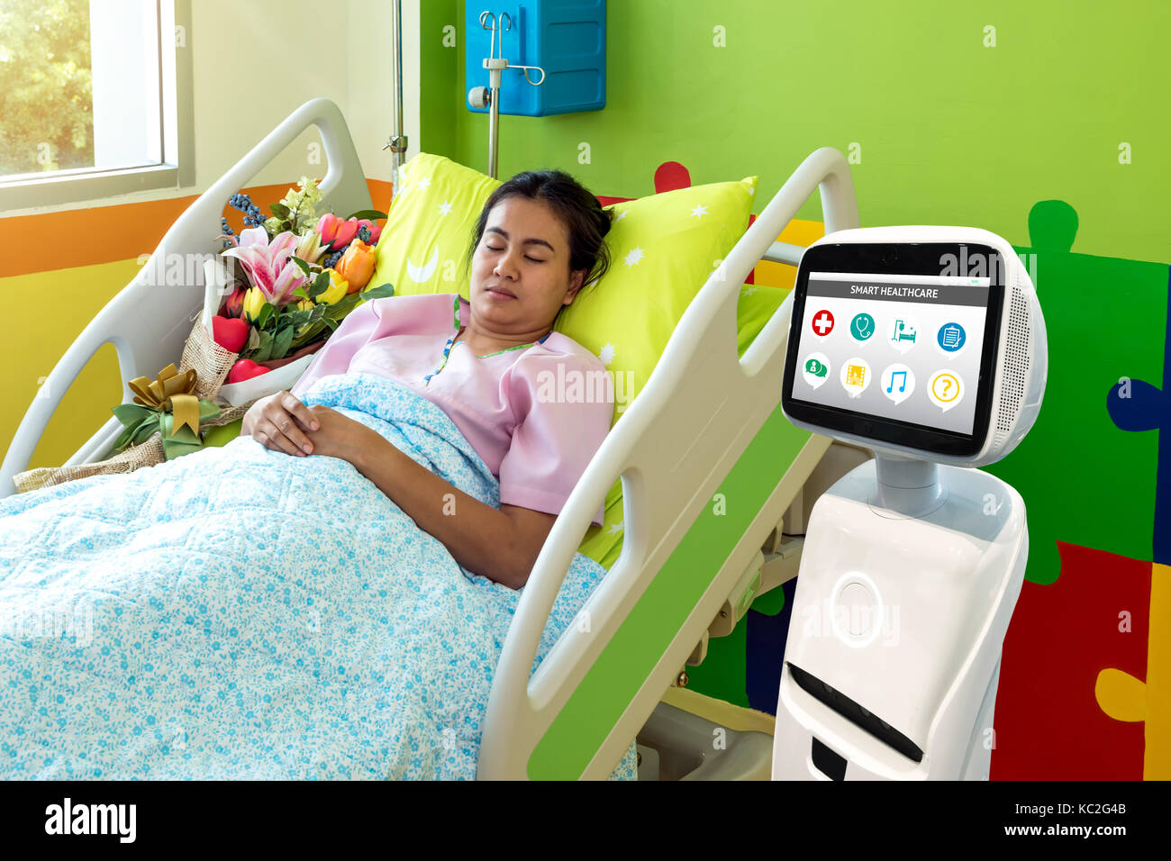 Consulente di robotica tecnologia di servizio nel settore sanitario smart hospital , l'intelligenza artificiale del concetto. Il Robot nella camera del paziente. Foto Stock