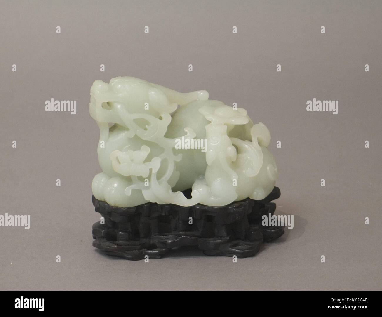 清 玉雕麒麟教子, animale fantastico e cub dinastia Qing (1644-1911), XVIII secolo, Cina, Jade (nephrite), H. 2 13/16 in. (7.1 cm); W Foto Stock