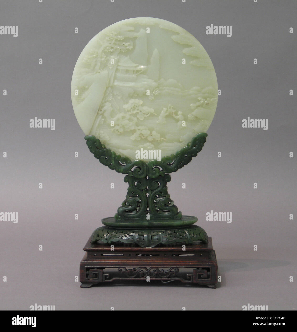 玉插屏, Tabella schermo, dinastia Qing (1644-1911), nel Periodo Qianlong (1736-95), Cina, Nephrite, bianco con luce-colore verdolino, stand Foto Stock