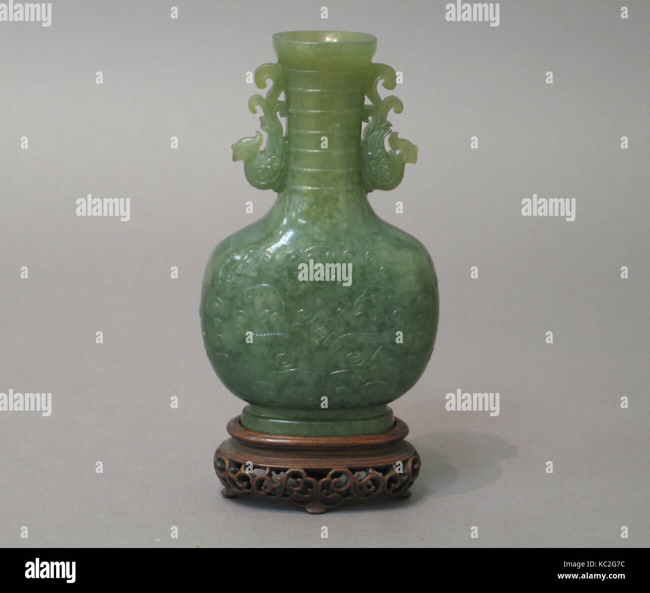 清 玉髓仿古雙鳳耳瓶, Vaso con disegni e modelli arcaici, XVIII secolo Foto Stock