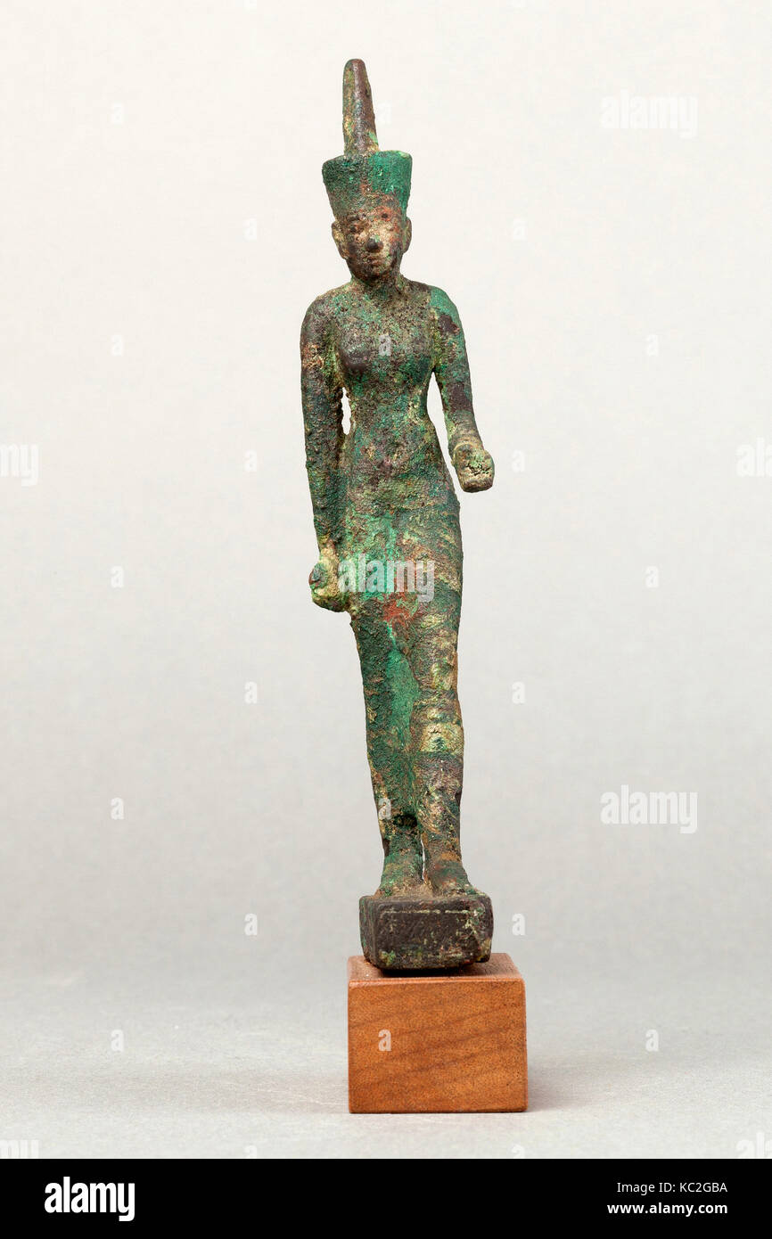 Neith, tardo periodo, 664-332 A.C., dall'Egitto, metallo rameico, H. 14.2 cm (5 9/16 in.); W. 2,7 cm (1 1/16 in.); D. 4.4 cm (1 3/4 Foto Stock