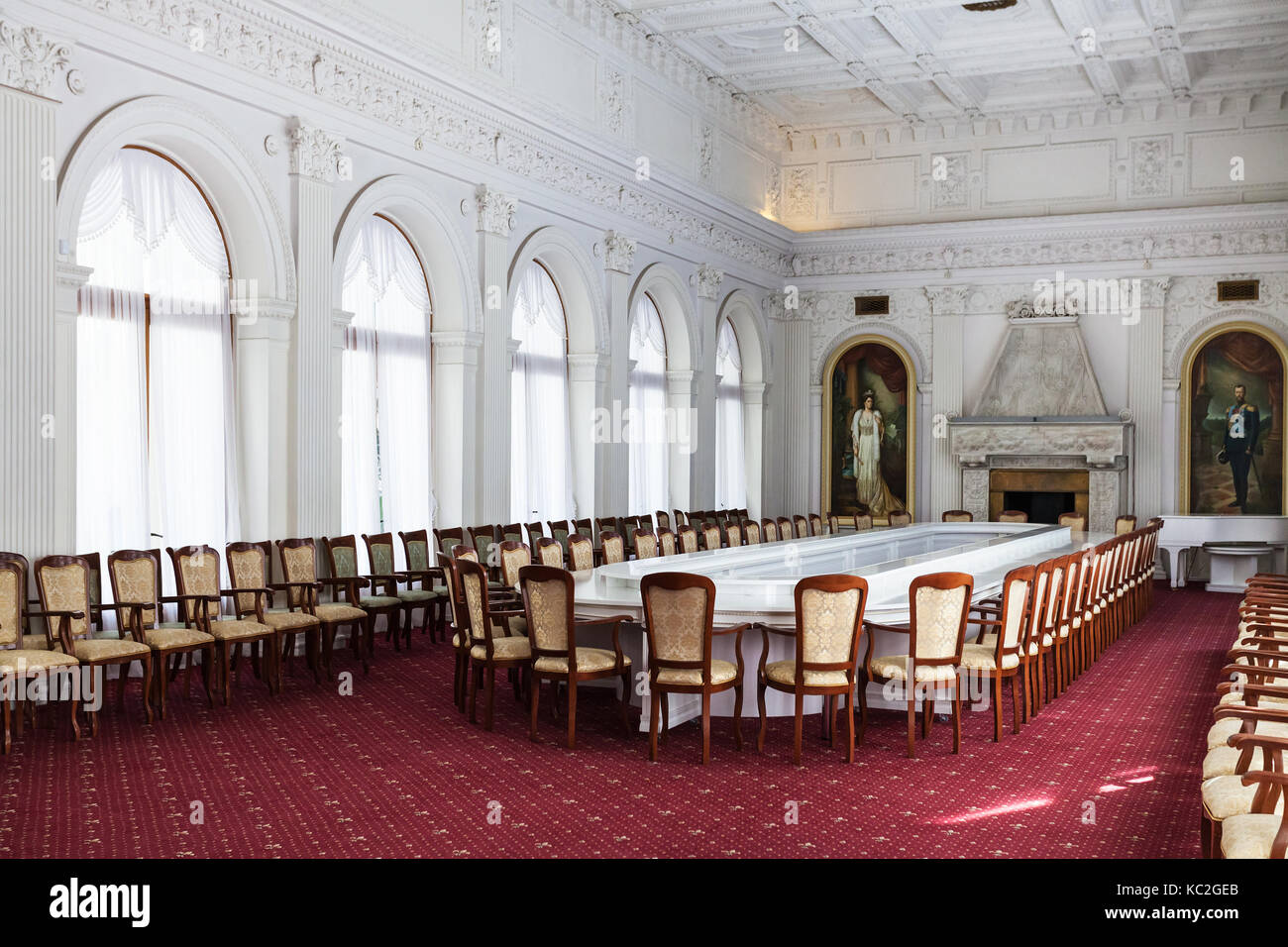 Livadiya, crimea - 21 settembre 2017: interno della sala bianca (il gala sala da pranzo) nel palazzo di Livadia. Il palazzo era la residenza di estate dei Foto Stock