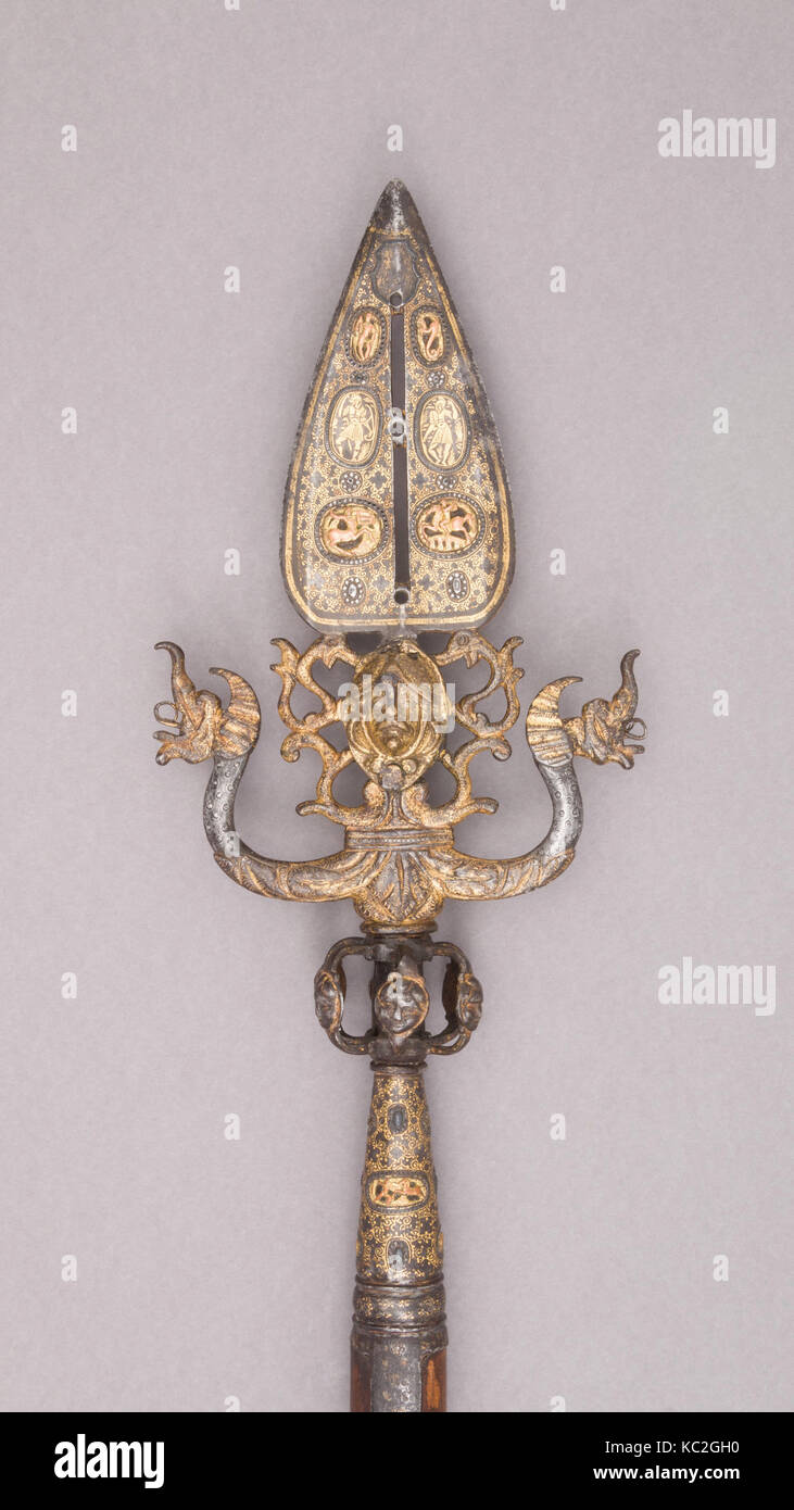 Linstock, ca. 1600, Italiano, acciaio, legno, oro, argento, rame, L. 84 a. (213,3 cm); L. di testa 14 1/2 in. (36,8 cm); W. 6 1/16 Foto Stock