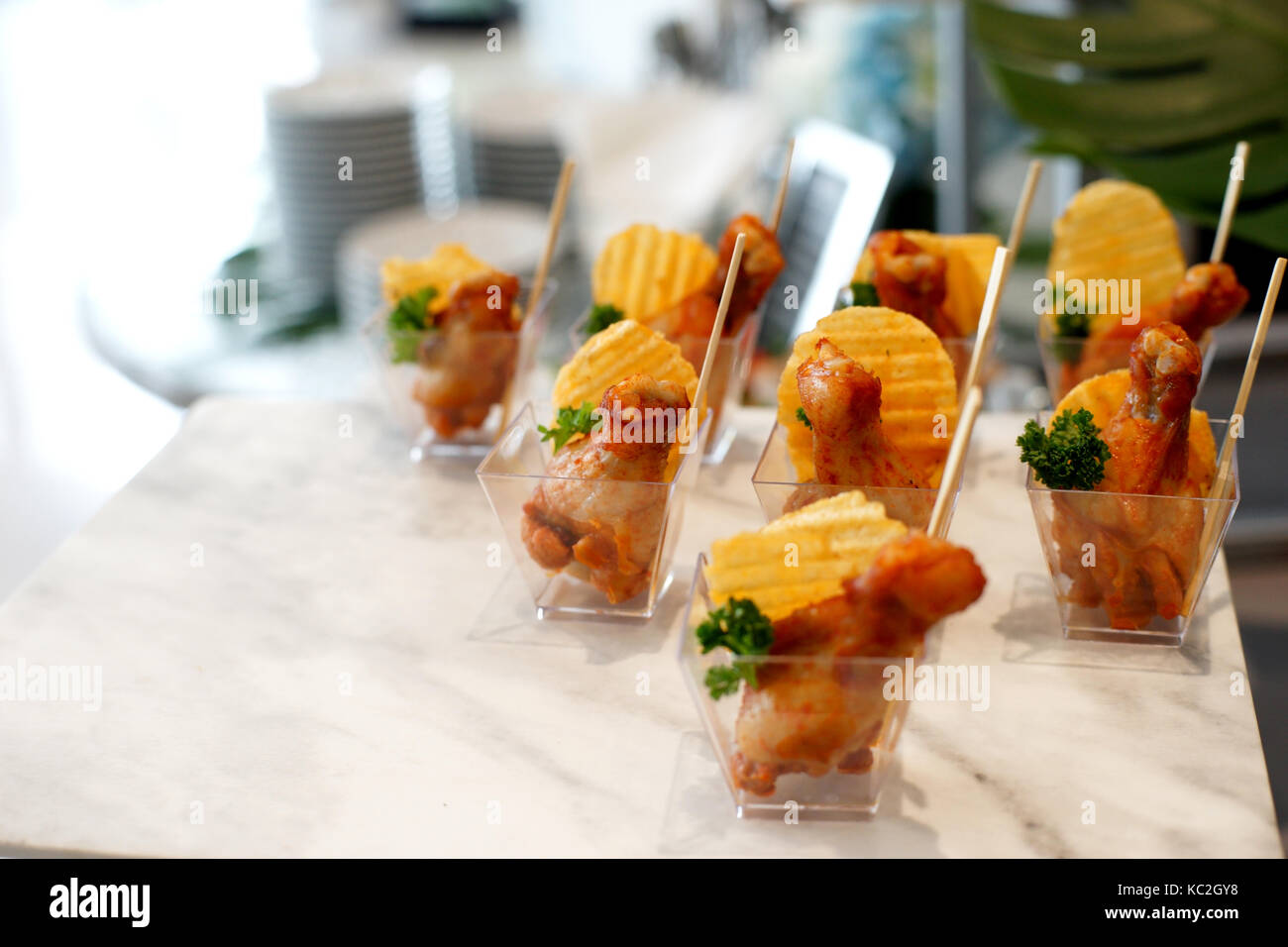 Fritto di pollo e patatine fritte in tazzina pronta per un cocktail party Foto Stock