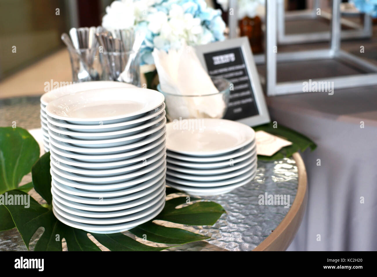 Piastra forcella e per i clienti in un cocktail party Foto Stock