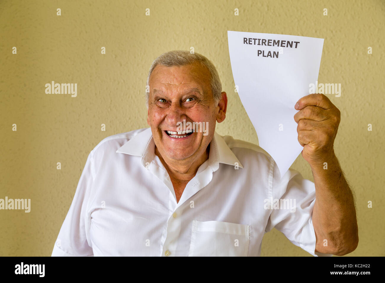 Il vecchio uomo che mostra il piano di pensionamento documento Foto Stock